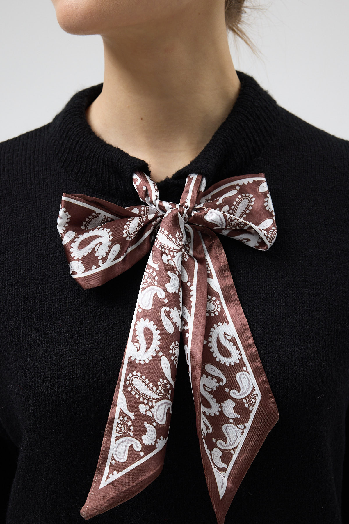 Siyah Fular Detaylı Dik Yaka Kadın Triko Kazak 2465 - RAYS