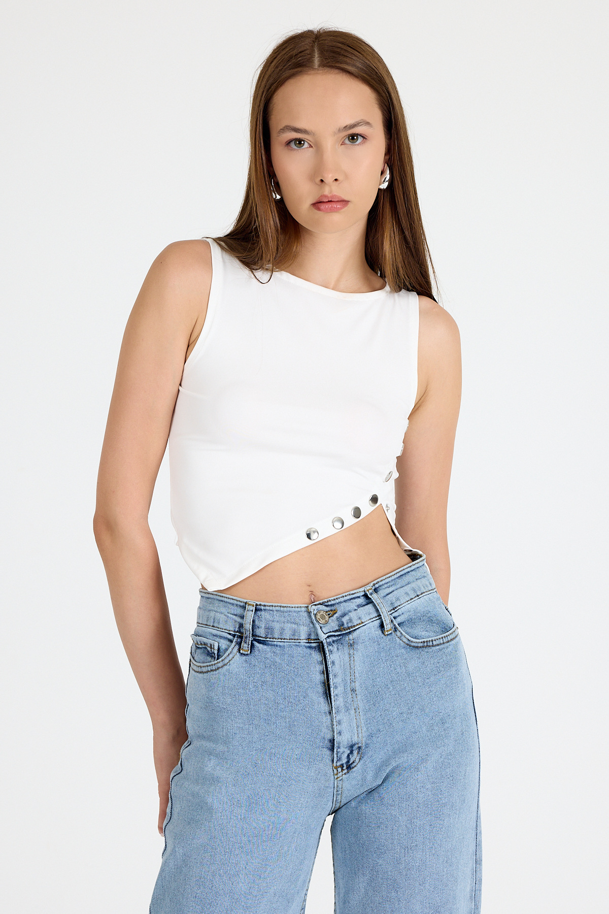 Beyaz Çıt Detaylı Asimetrik Kesim Kolsuz Bluz 2494 - RAYS