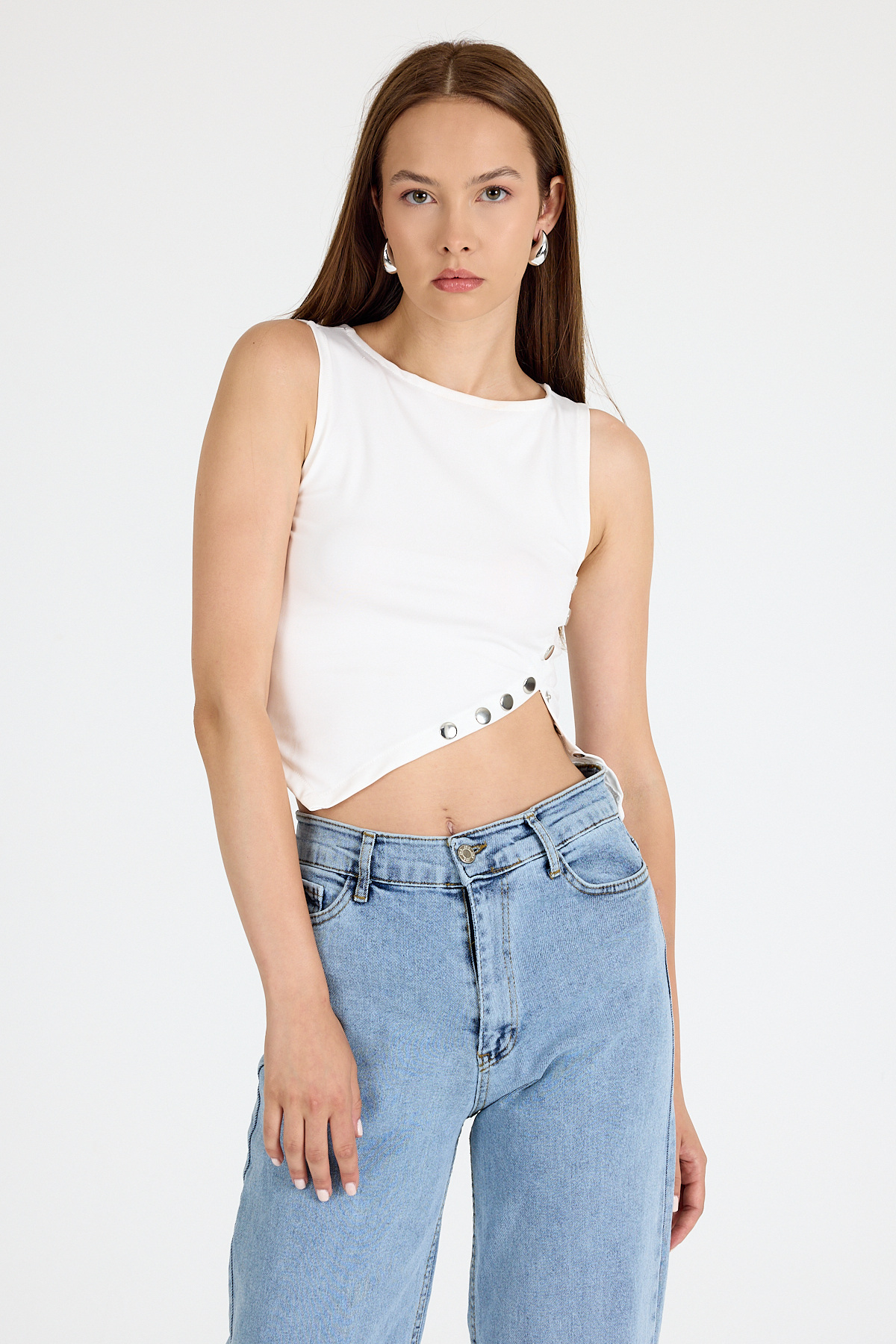 Beyaz Çıt Detaylı Asimetrik Kesim Kolsuz Bluz 2494 - 6