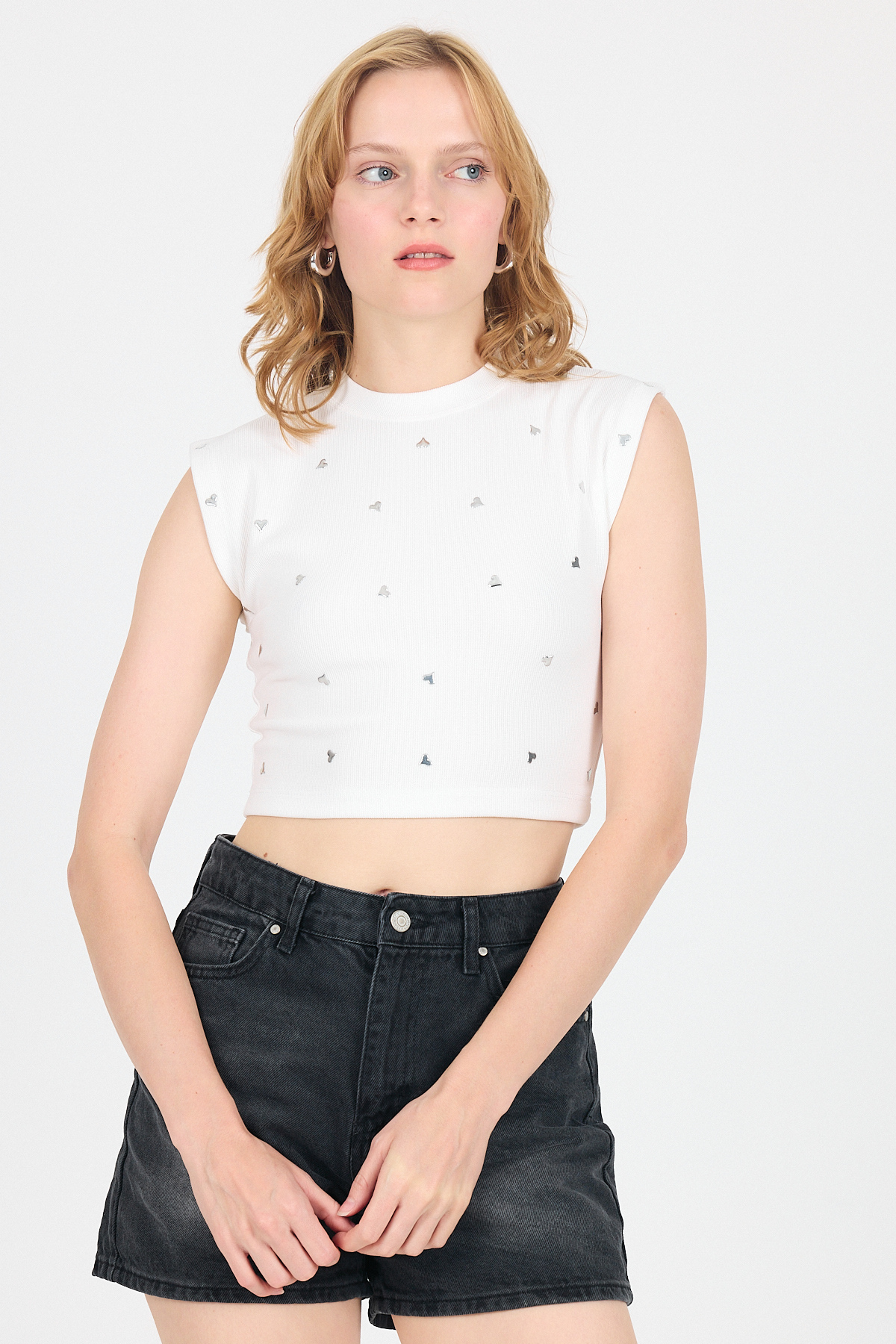 Beyaz Gümüş Kalp Detaylı Crop Tişört 2499 - 7