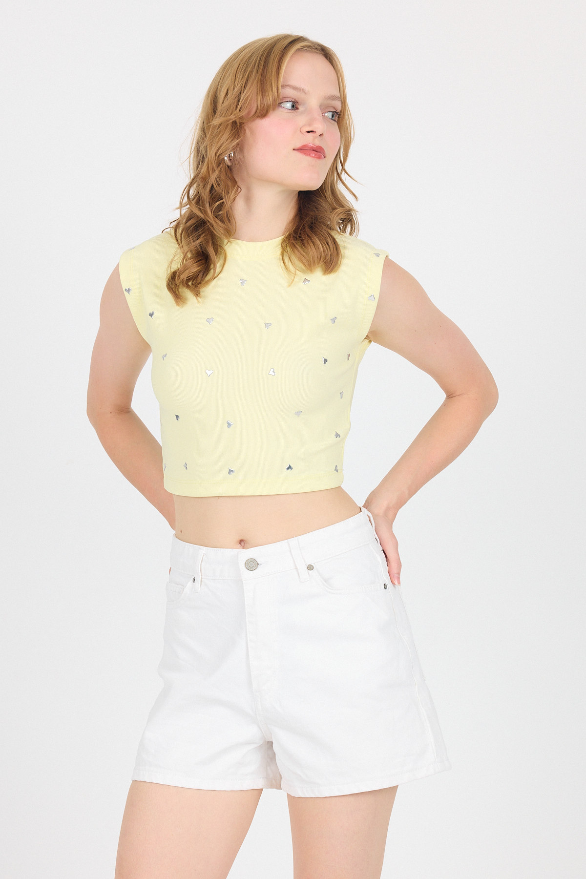 Sarı Gümüş Kalp Detaylı Crop Tişört 2499 