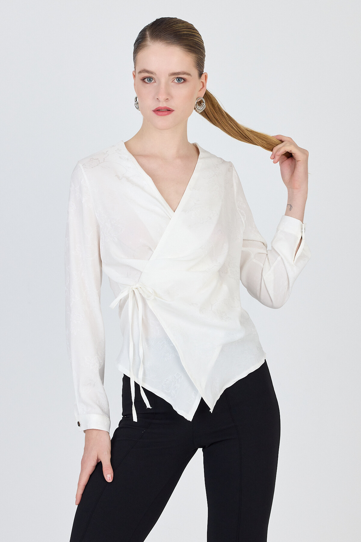 Ekru Jakarlı Kruvaze Yaka Bağlamalı Bluz 251156 