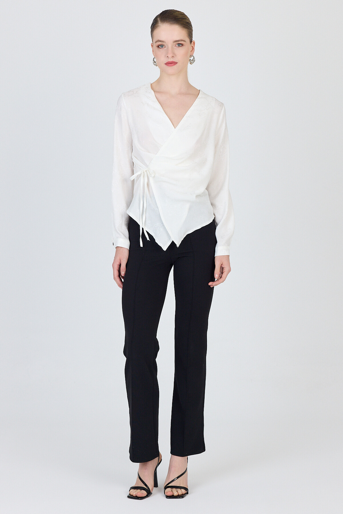 Ekru Jakarlı Kruvaze Yaka Bağlamalı Bluz 251156 - 2