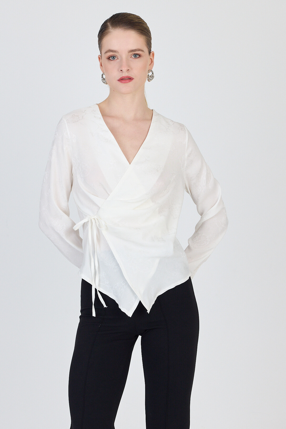 Ekru Jakarlı Kruvaze Yaka Bağlamalı Bluz 251156 - 6