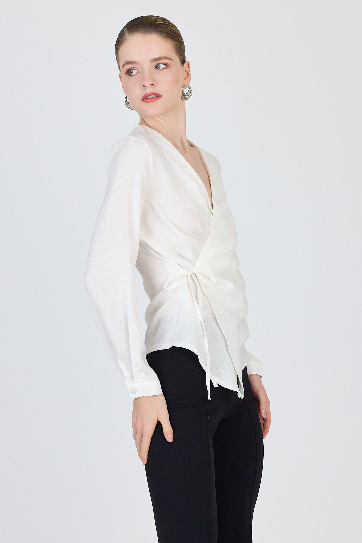 Ekru Jakarlı Kruvaze Yaka Bağlamalı Bluz 251156 - 3