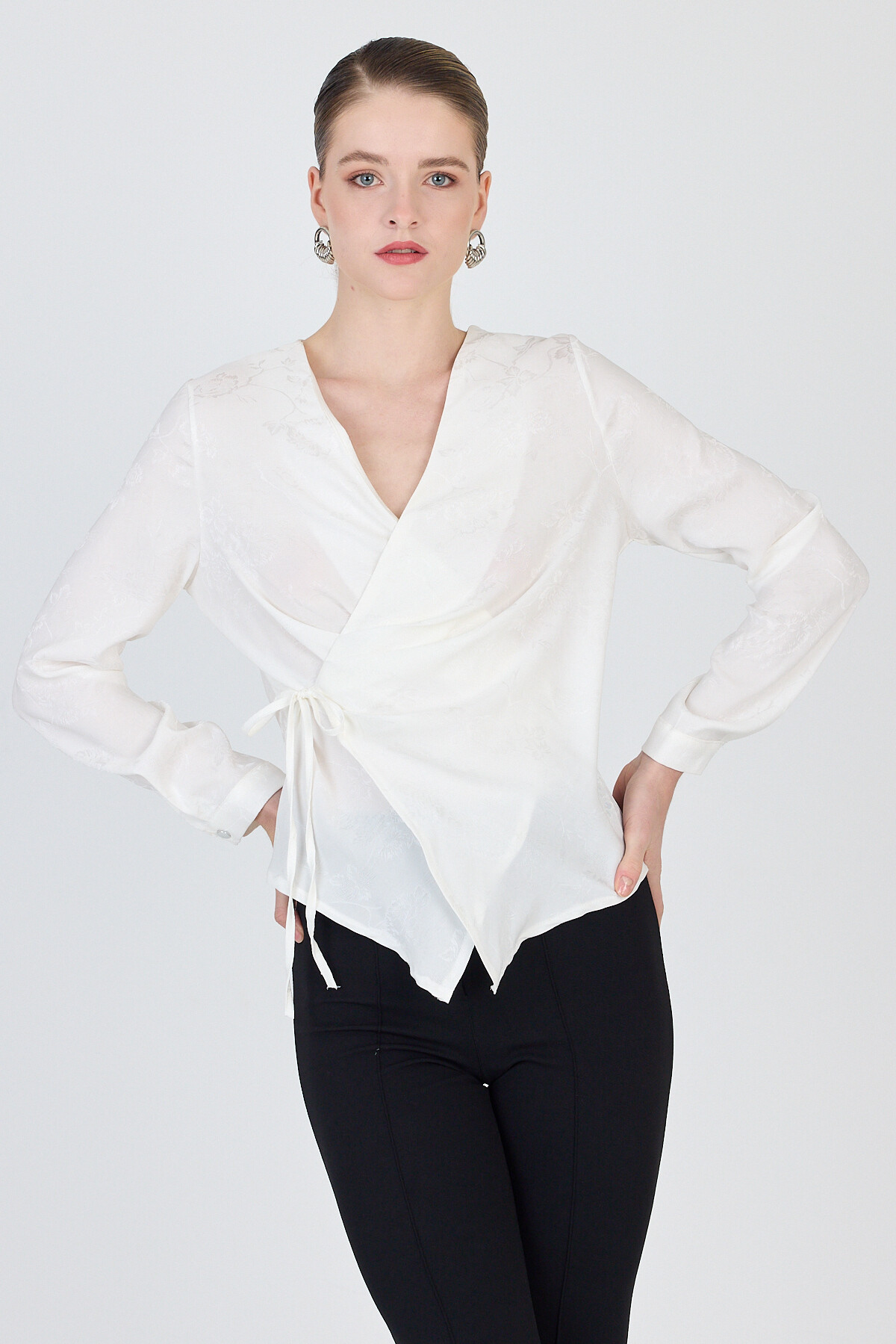 Ekru Jakarlı Kruvaze Yaka Bağlamalı Bluz 251156 - 7