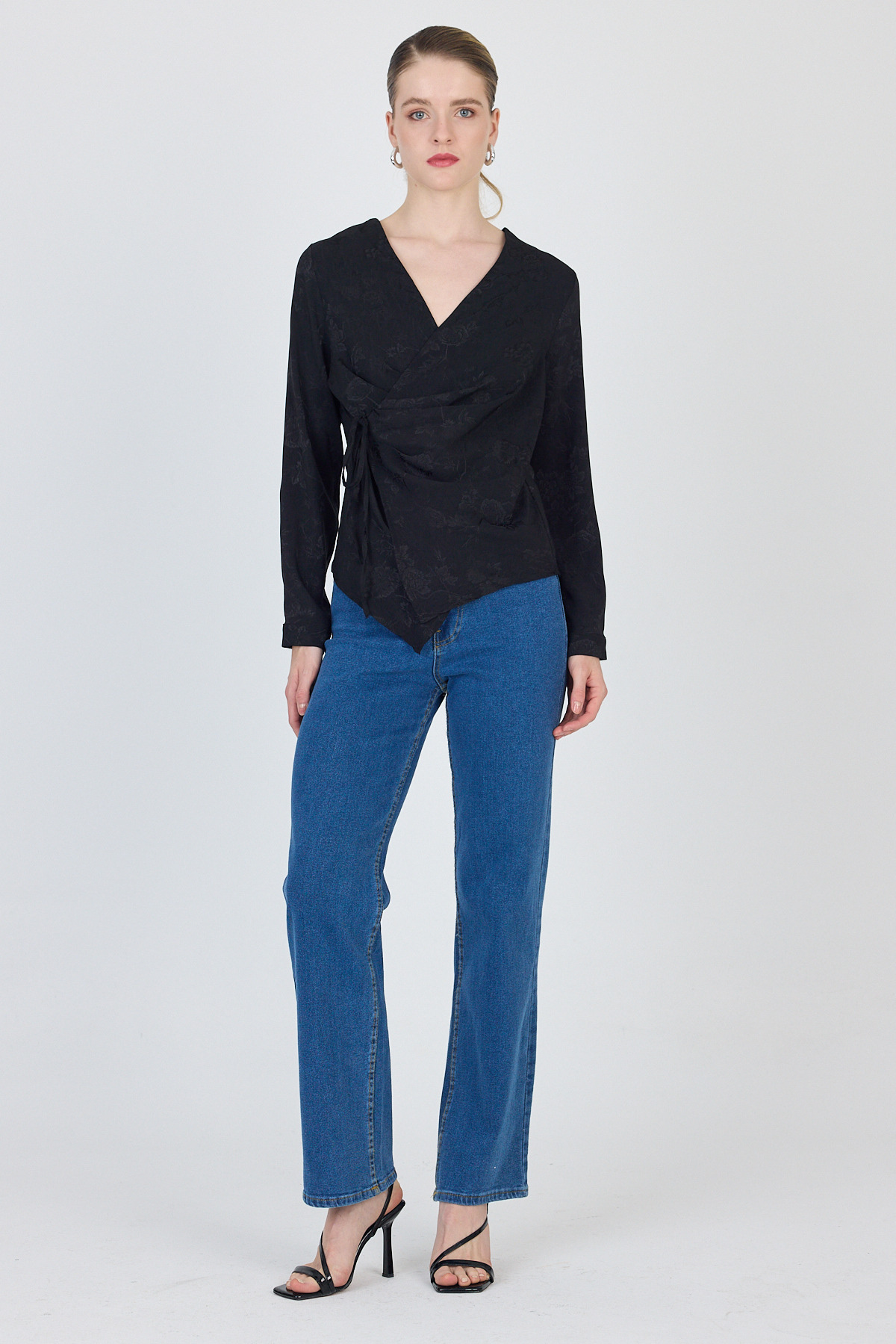 Siyah Jakarlı Kruvaze Yaka Bağlamalı Bluz 251156 - 2