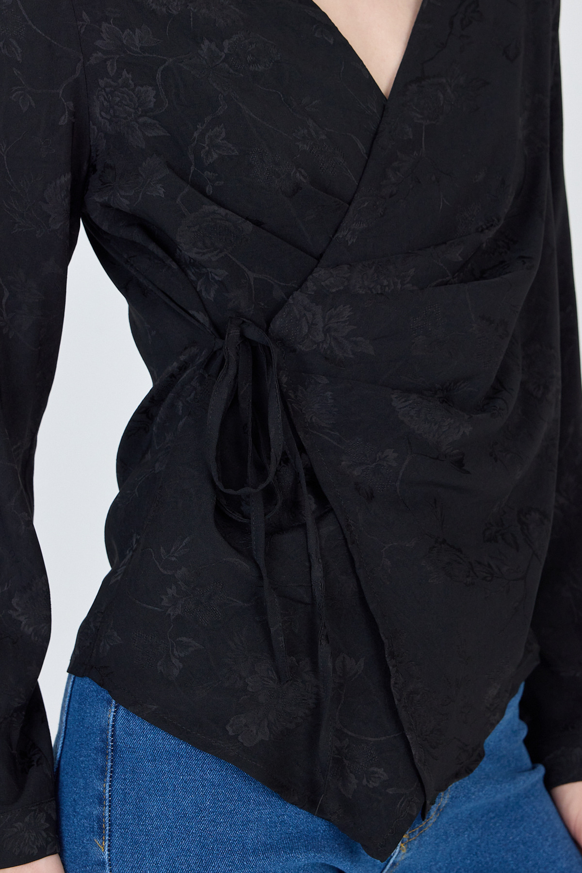 Siyah Jakarlı Kruvaze Yaka Bağlamalı Bluz 251156 - 4