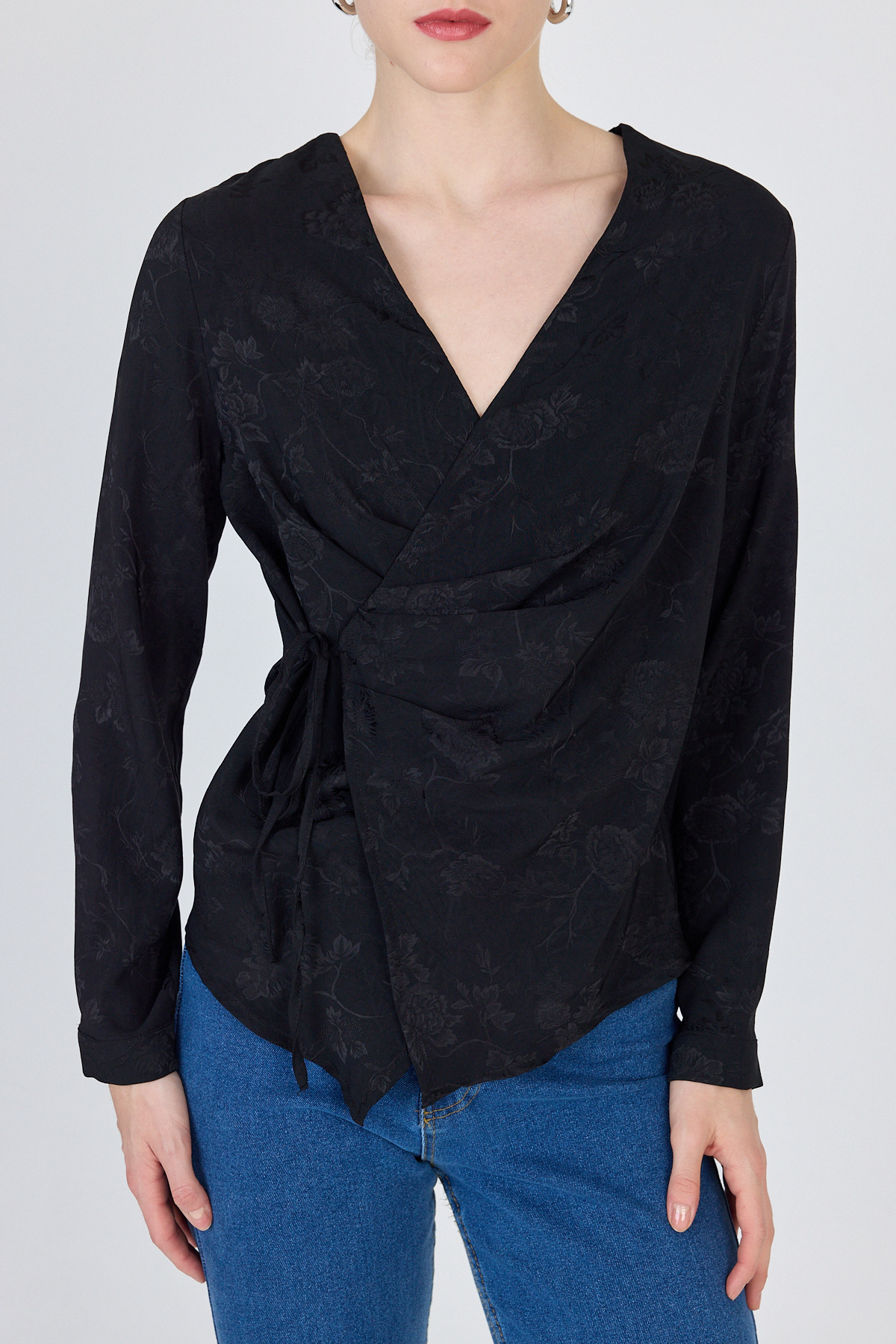 Siyah Jakarlı Kruvaze Yaka Bağlamalı Bluz 251156 - 6