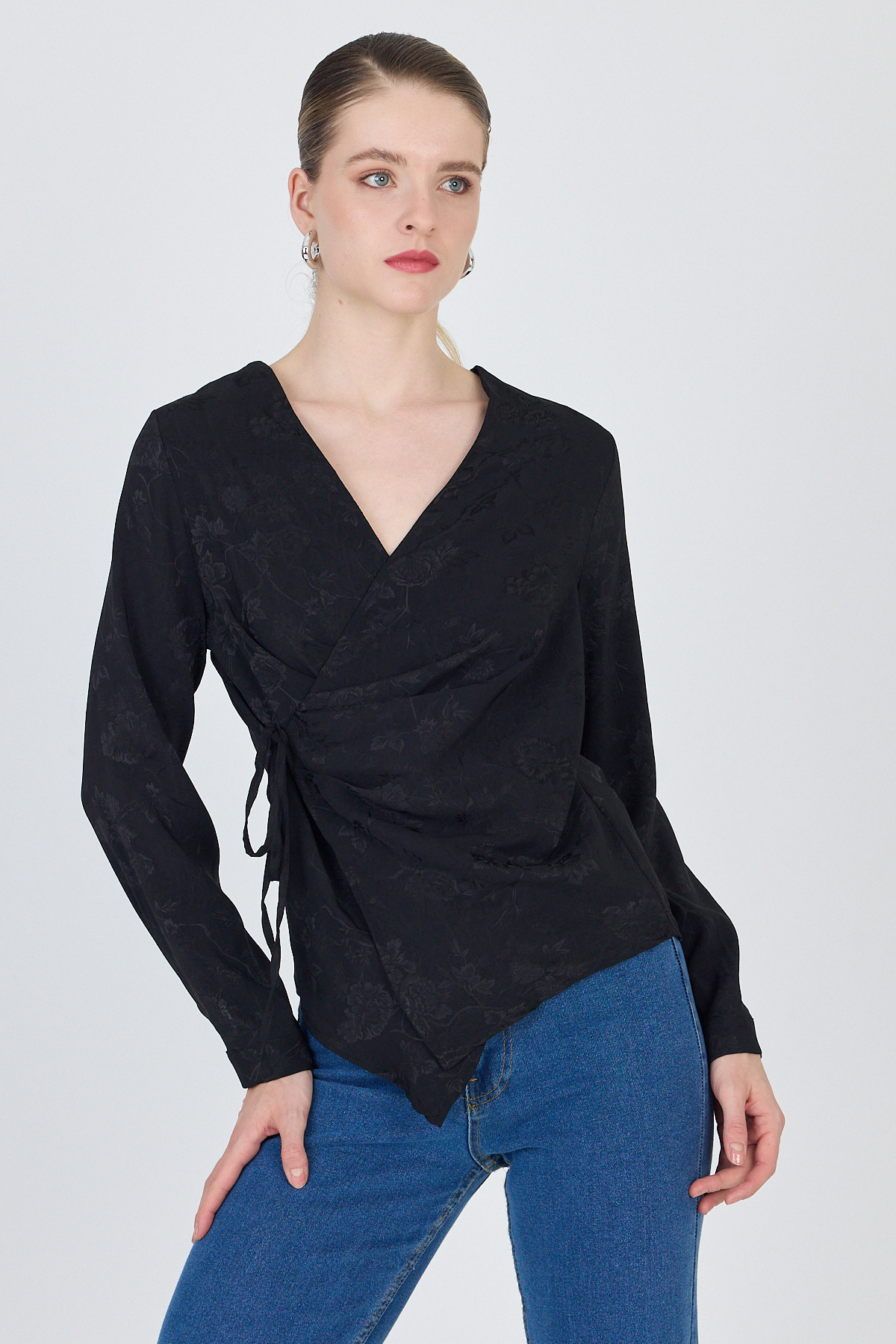 Siyah Jakarlı Kruvaze Yaka Bağlamalı Bluz 251156 - 1