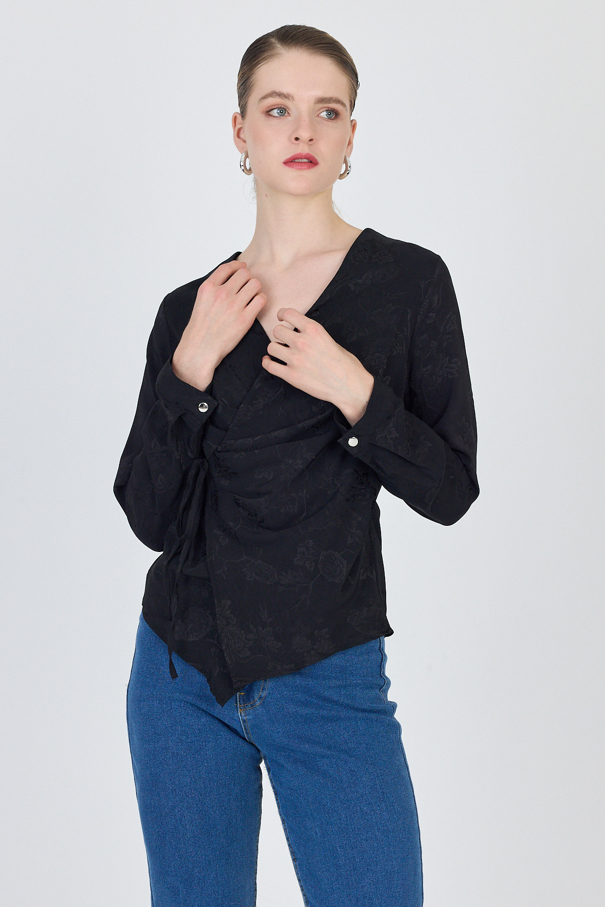 Siyah Jakarlı Kruvaze Yaka Bağlamalı Bluz 251156 - 7