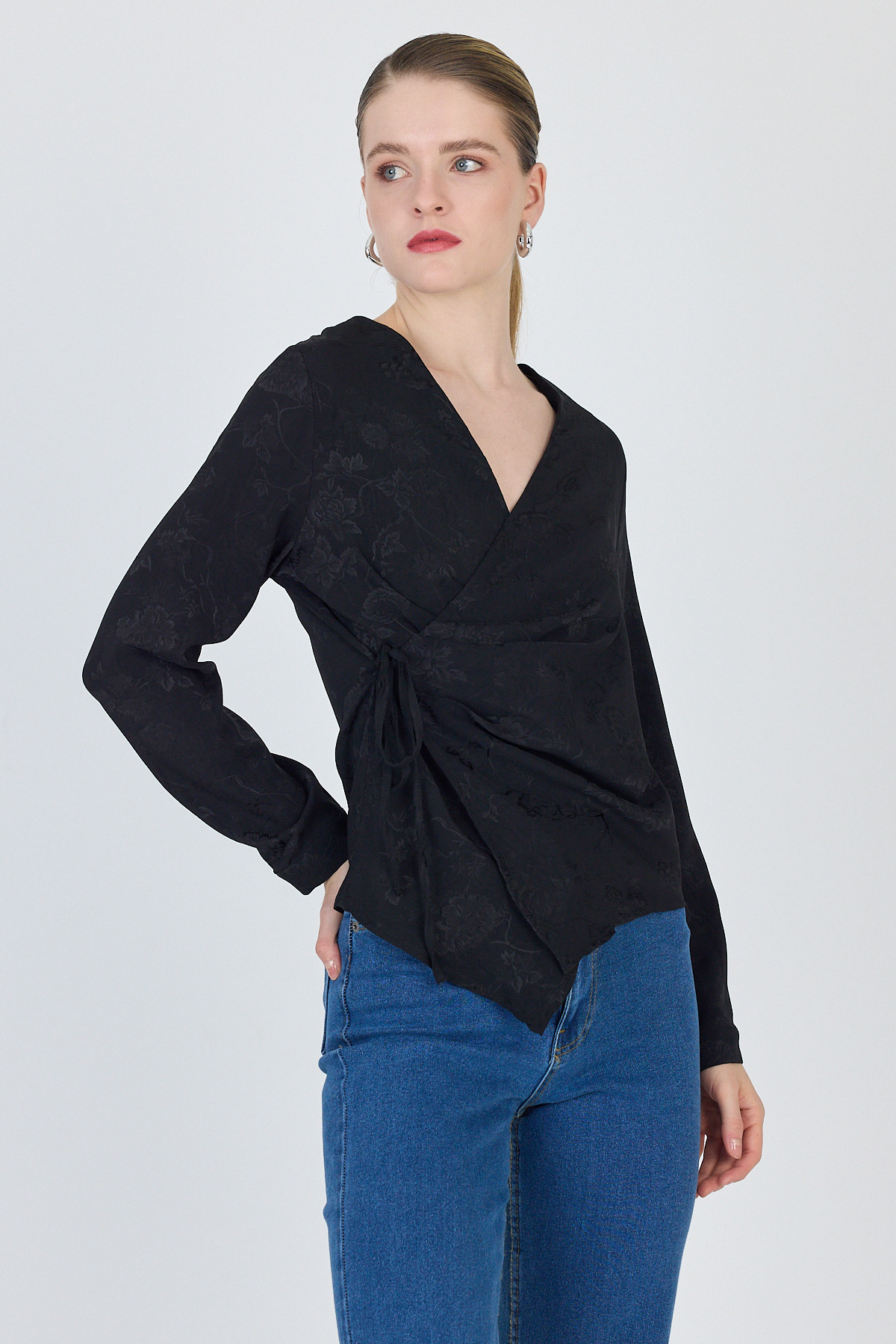 Siyah Jakarlı Kruvaze Yaka Bağlamalı Bluz 251156 - 8