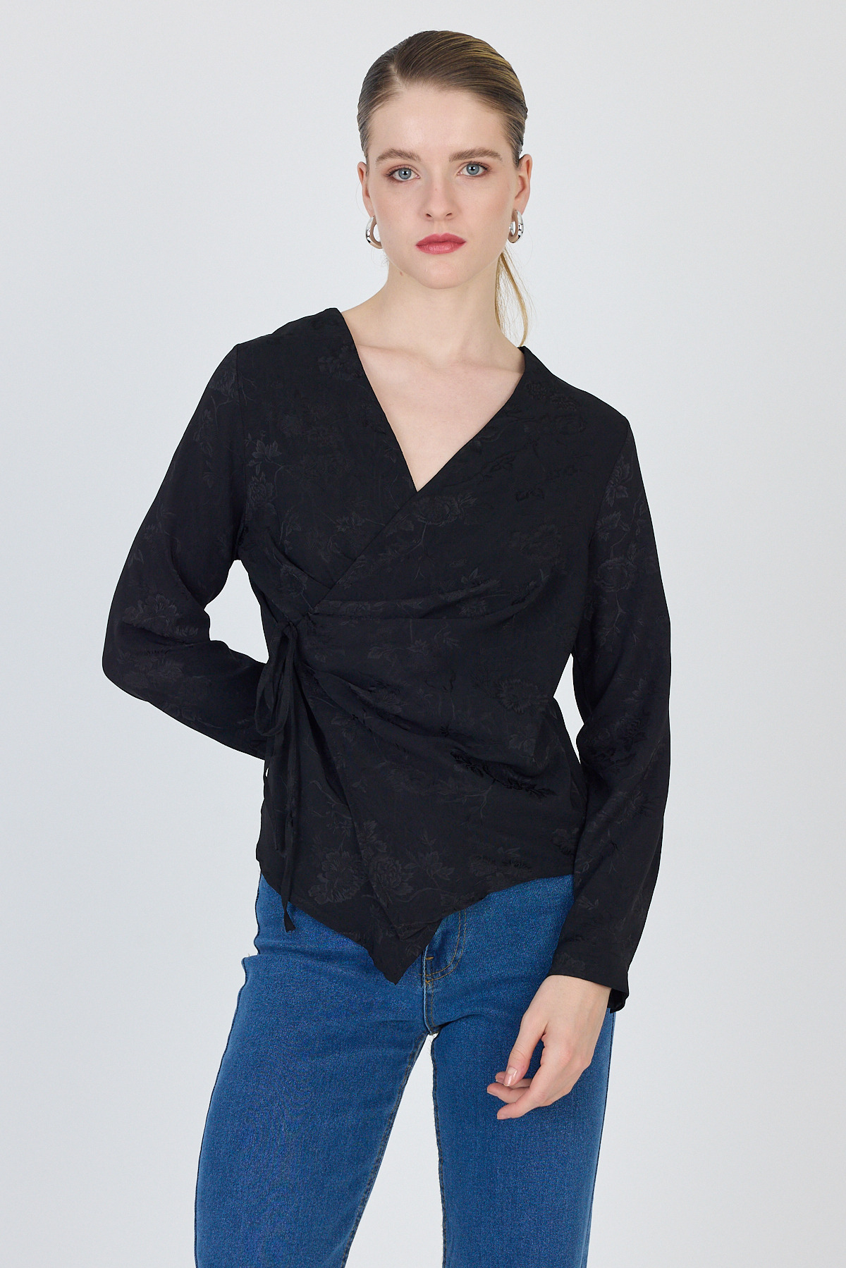 Siyah Jakarlı Kruvaze Yaka Bağlamalı Bluz 251156 - 3