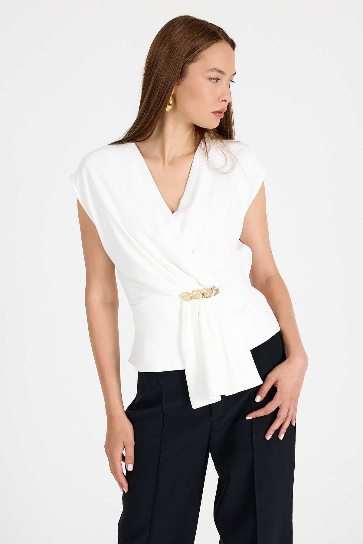 Ekru Aksesuar Detaylı V Yaka Drape Bluz 251178 - 6