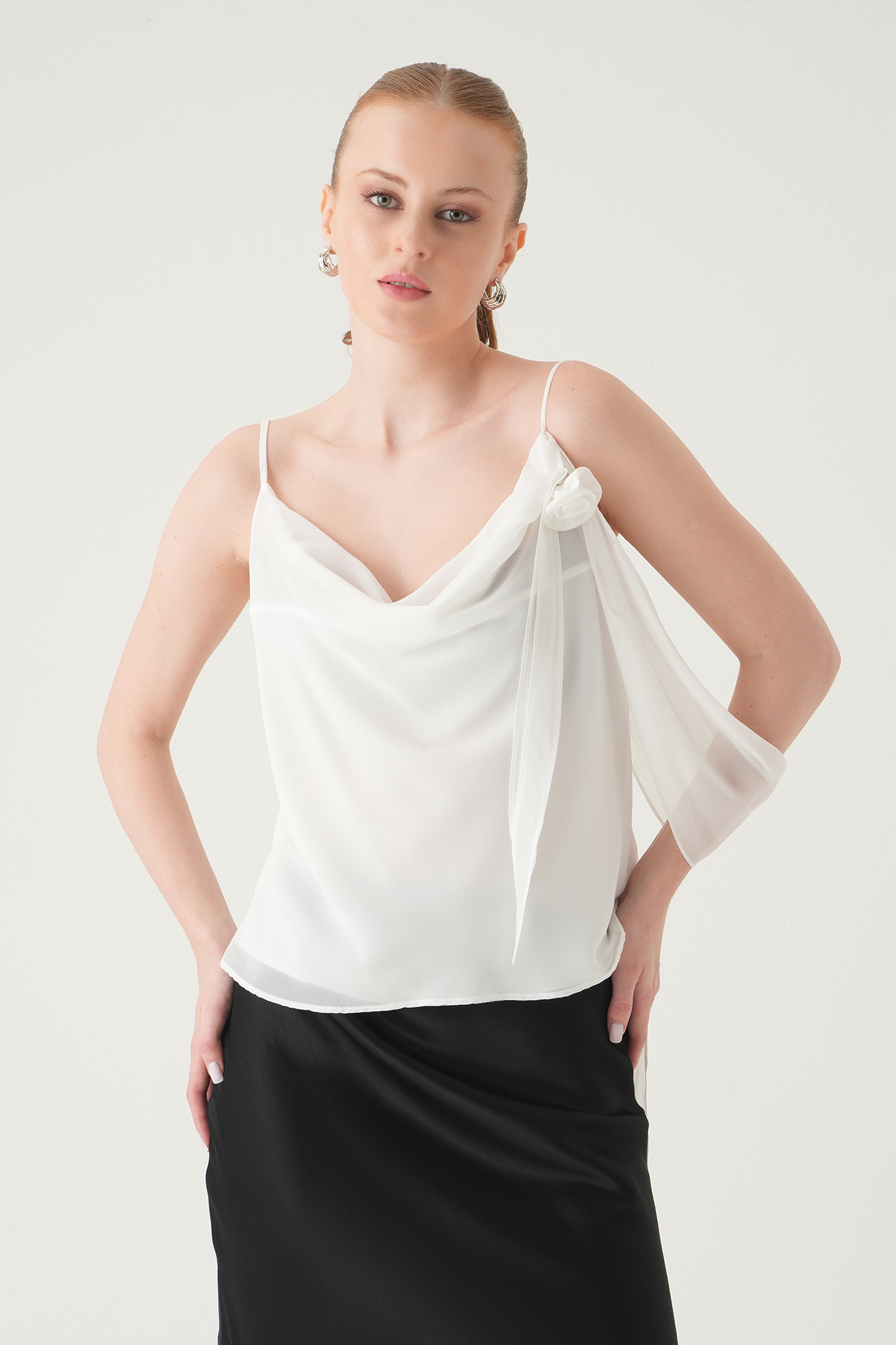 Ekru Askılı Yaka Gül Detay Bluz 251221 - 1