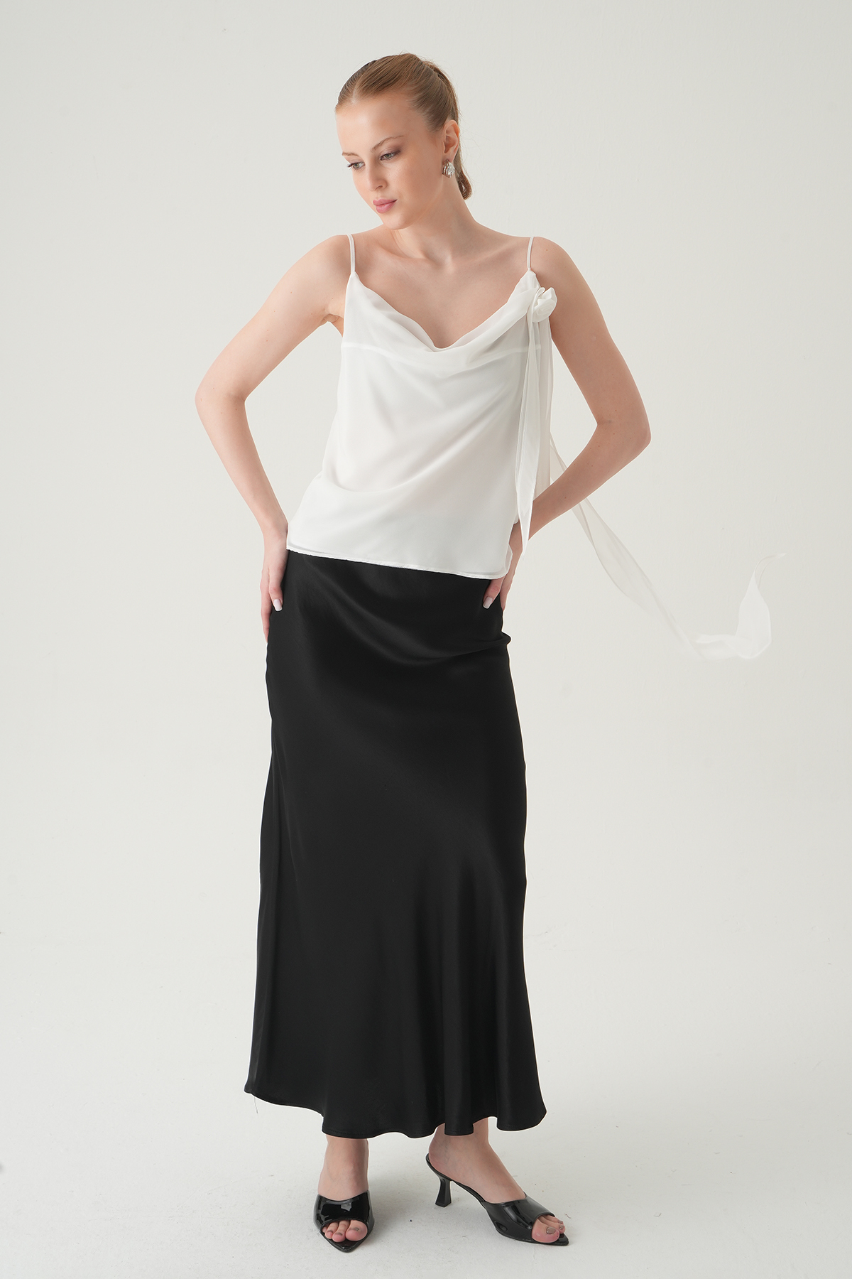 Ekru Askılı Yaka Gül Detay Bluz 251221 - 3