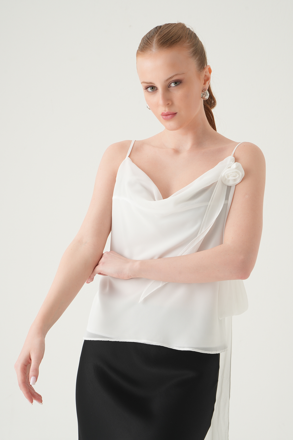 Ekru Askılı Yaka Gül Detay Bluz 251221 - 6