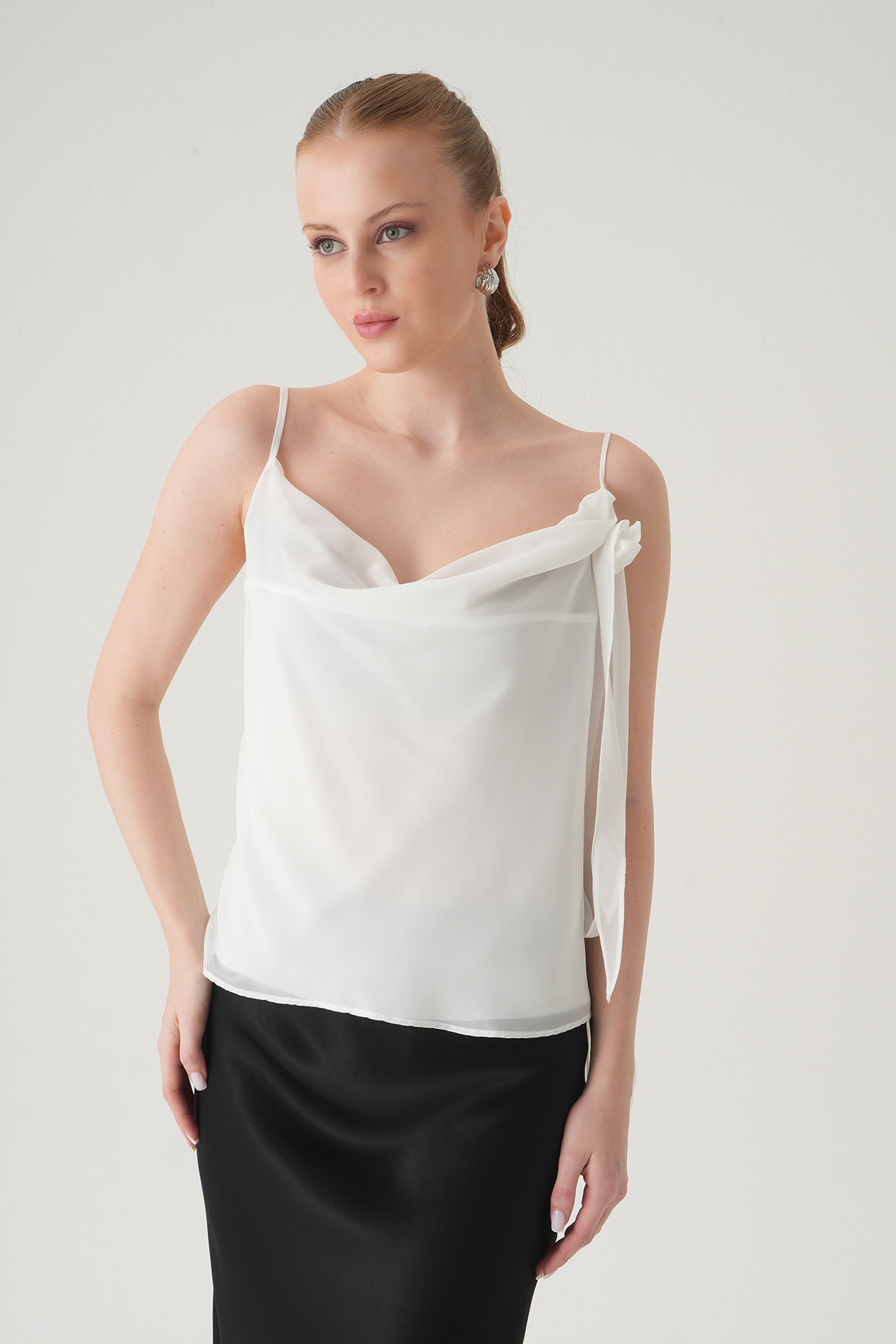 Ekru Askılı Yaka Gül Detay Bluz 251221 - 7