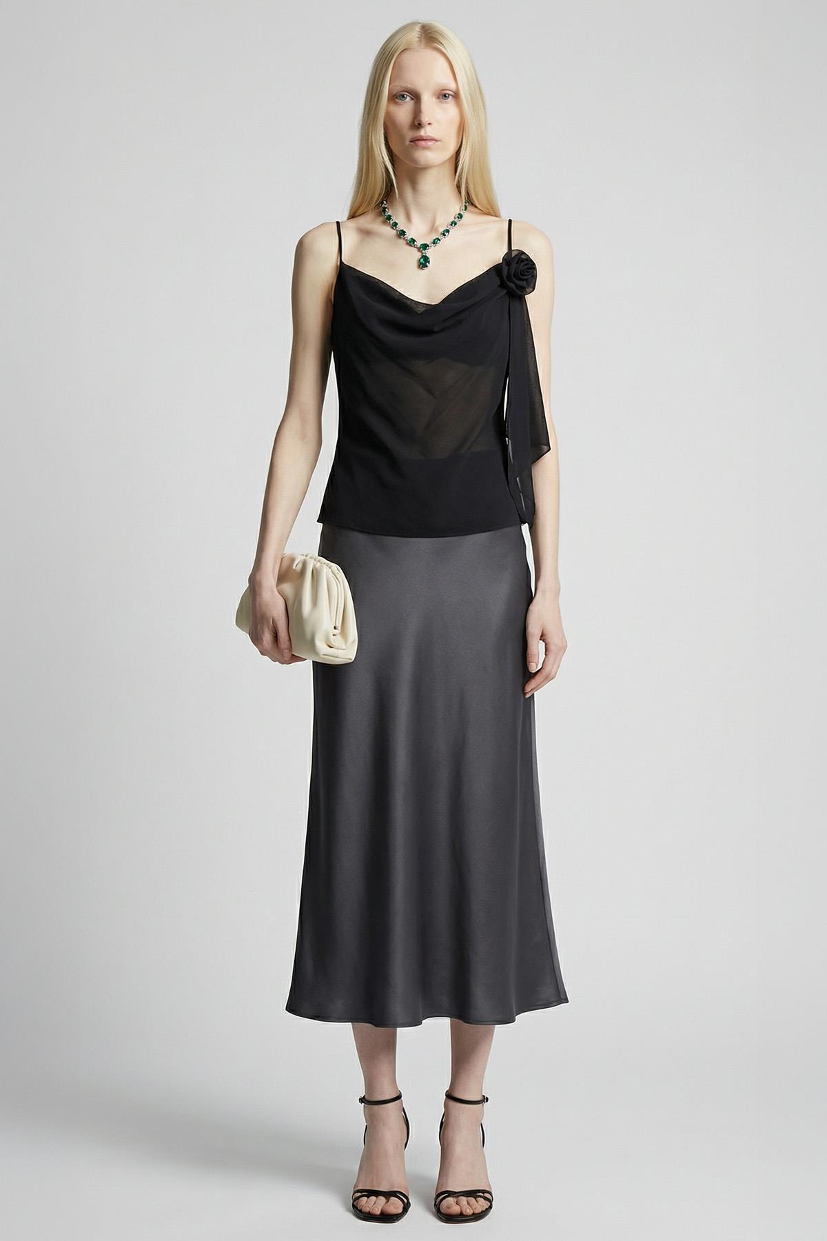 251221 Askılı Yaka Gül Detay Bluz Siyah - 1