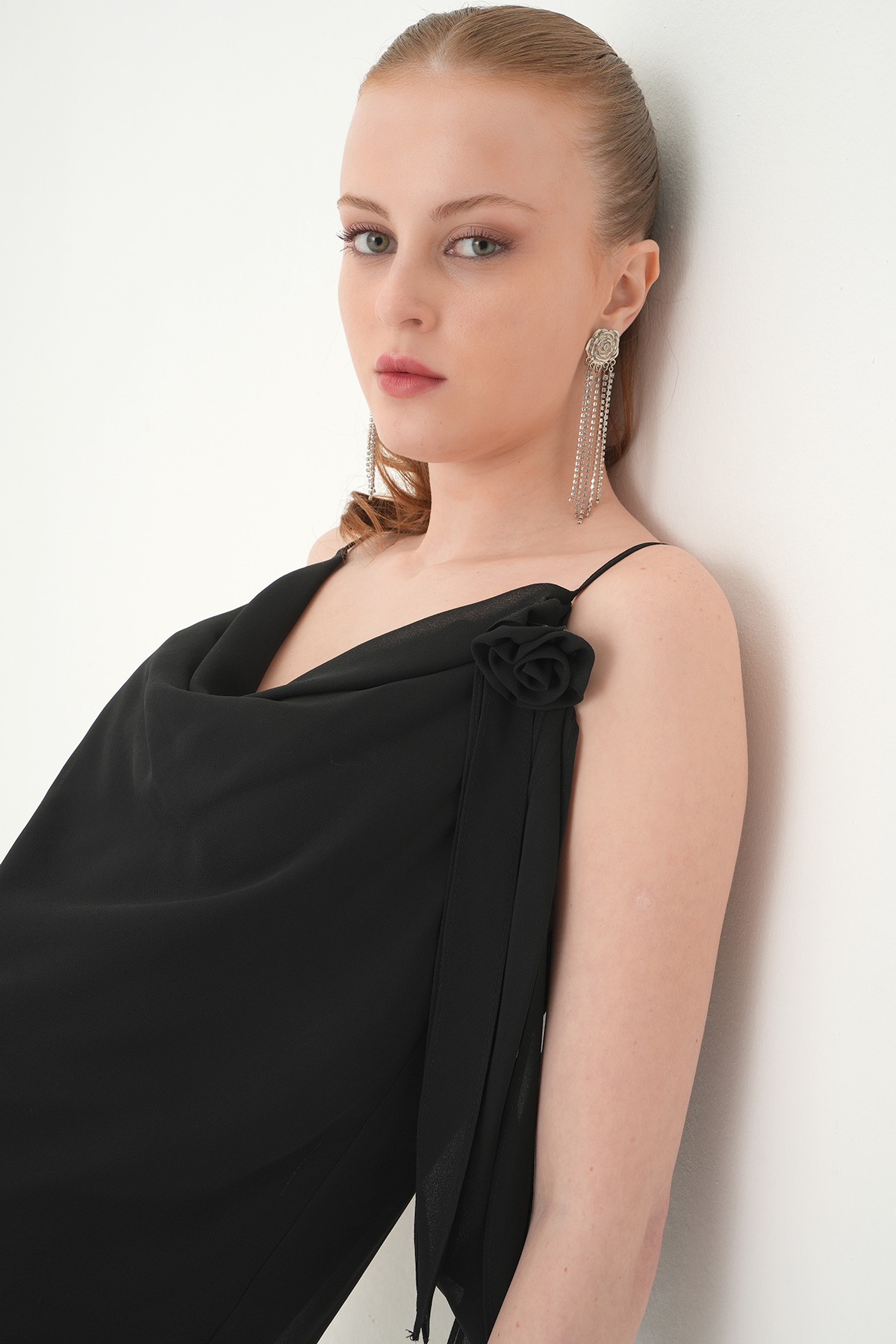 Siyah Askılı Yaka Gül Detay Bluz 251221 