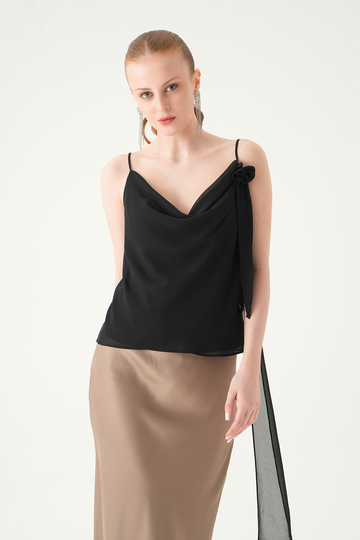 Siyah Askılı Yaka Gül Detay Bluz 251221 - 2