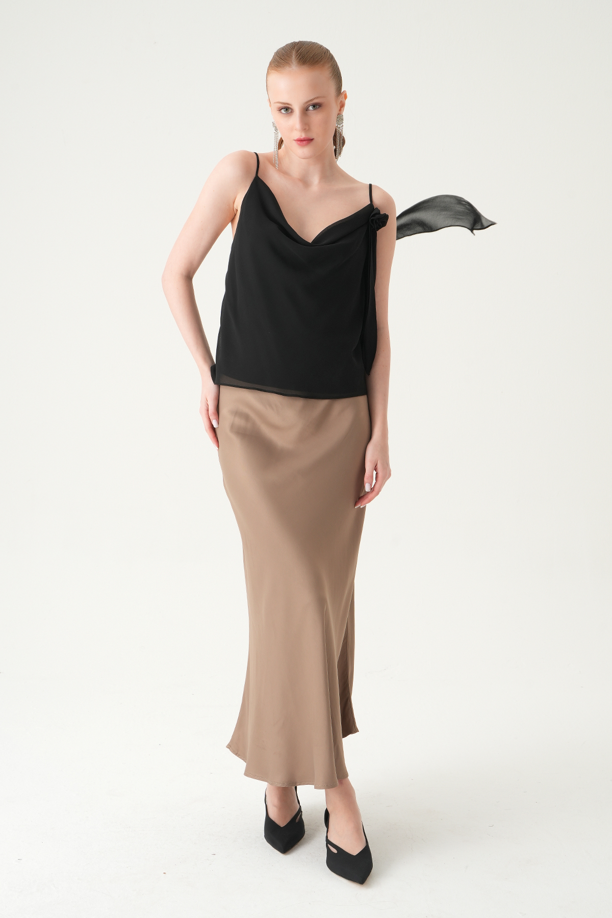 Siyah Askılı Yaka Gül Detay Bluz 251221 - 3