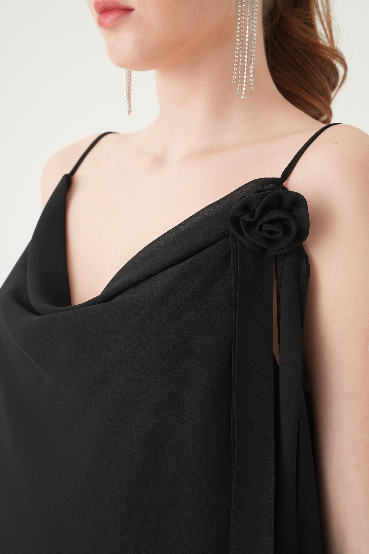 Siyah Askılı Yaka Gül Detay Bluz 251221 - 4