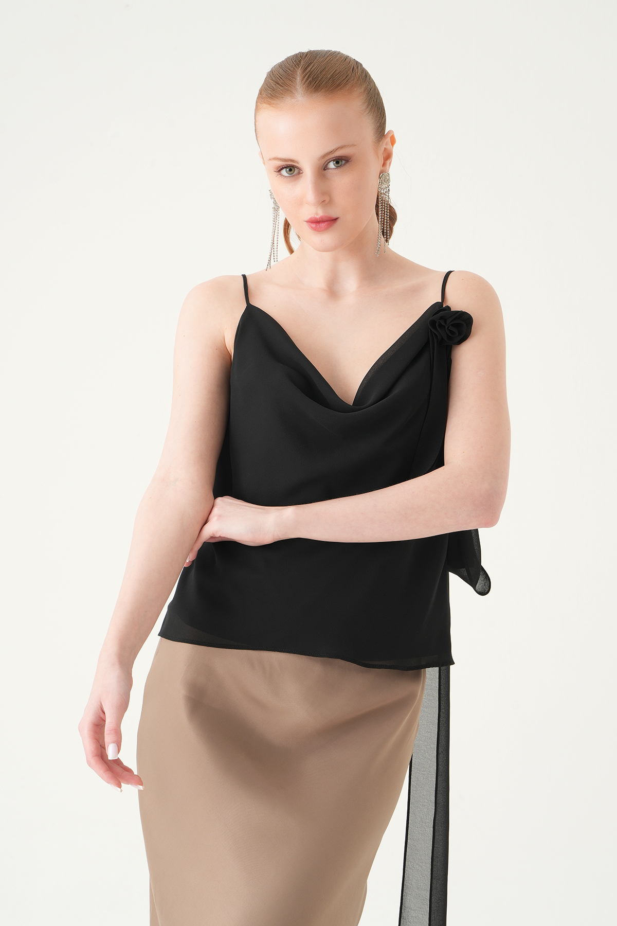 Siyah Askılı Yaka Gül Detay Bluz 251221 - 6