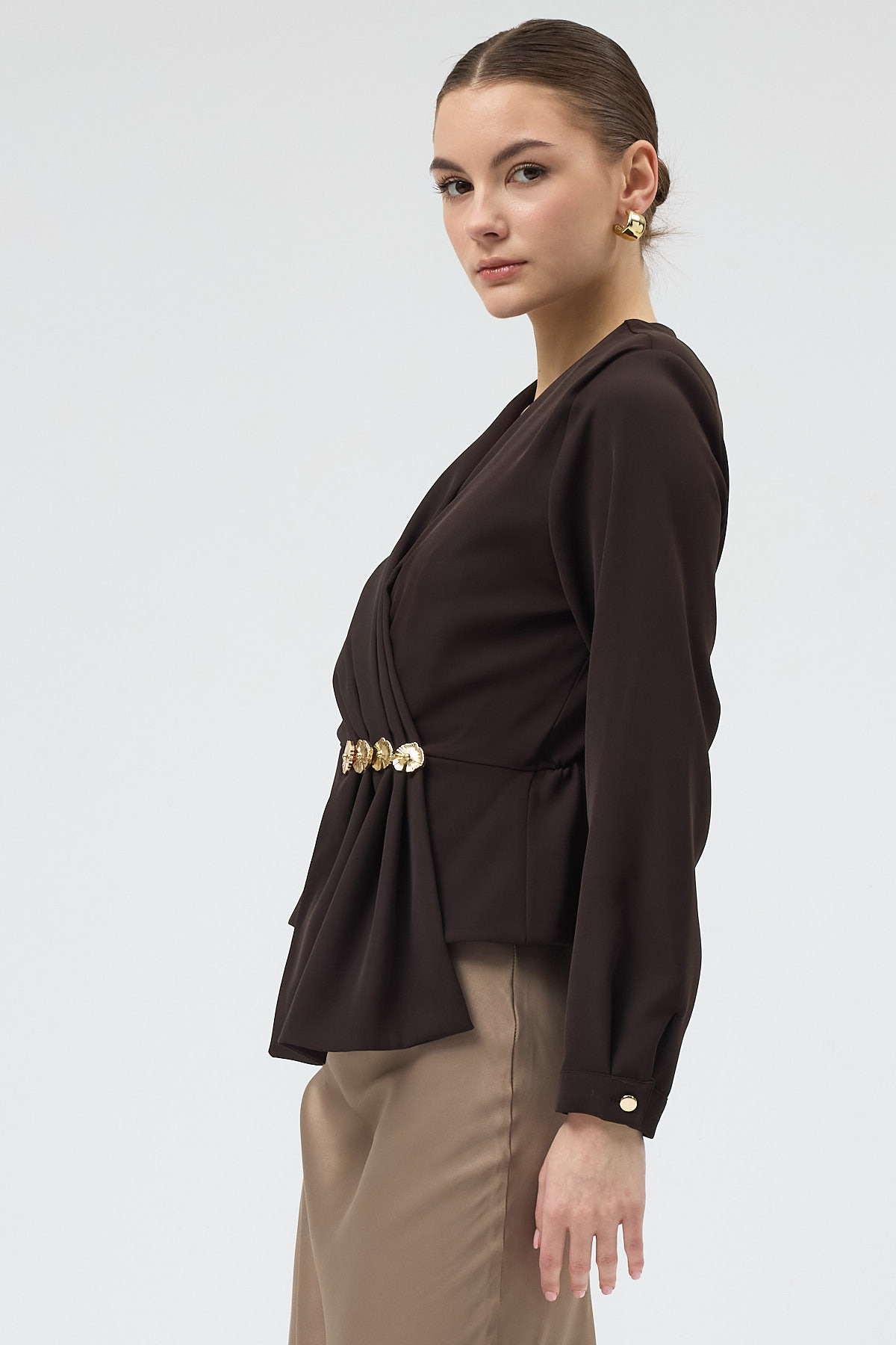 Acı Kahve Kruvaze Yaka Taş Toka Detaylı Uzun Kollu Kadın Bluz 251279 - 2