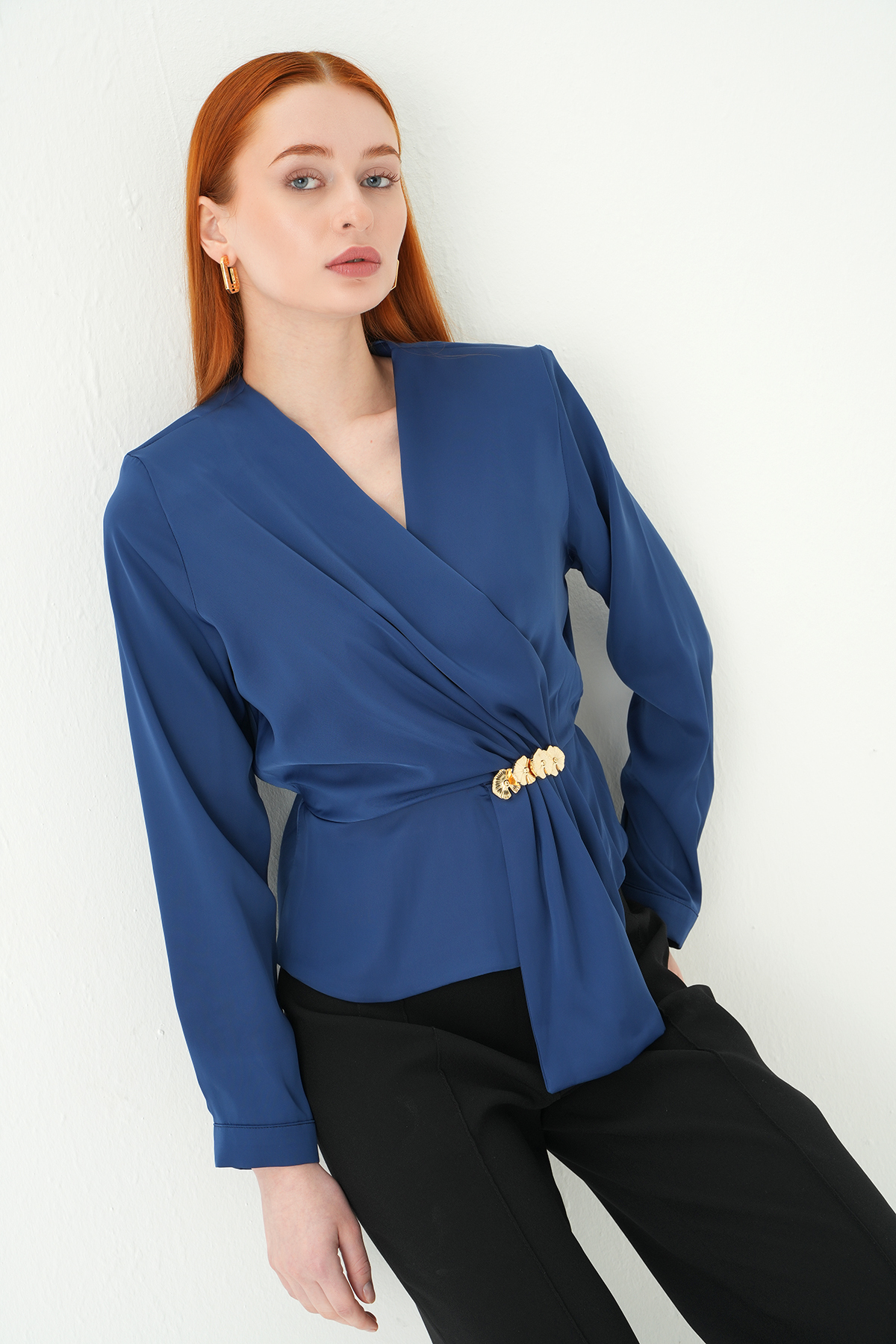 İndigo Kruvaze Yaka Taş Toka Detaylı Uzun Kollu Kadın Bluz 251279 - RAYS