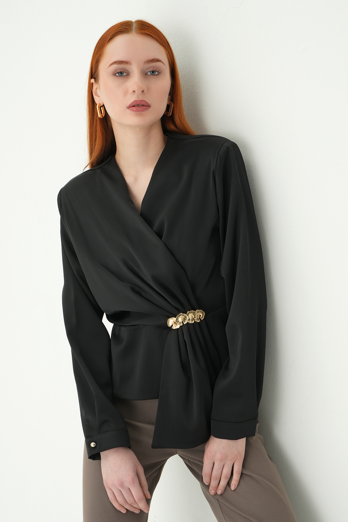 Siyah Kruvaze Yaka Taş Toka Detaylı Uzun Kollu Kadın Bluz 251279 