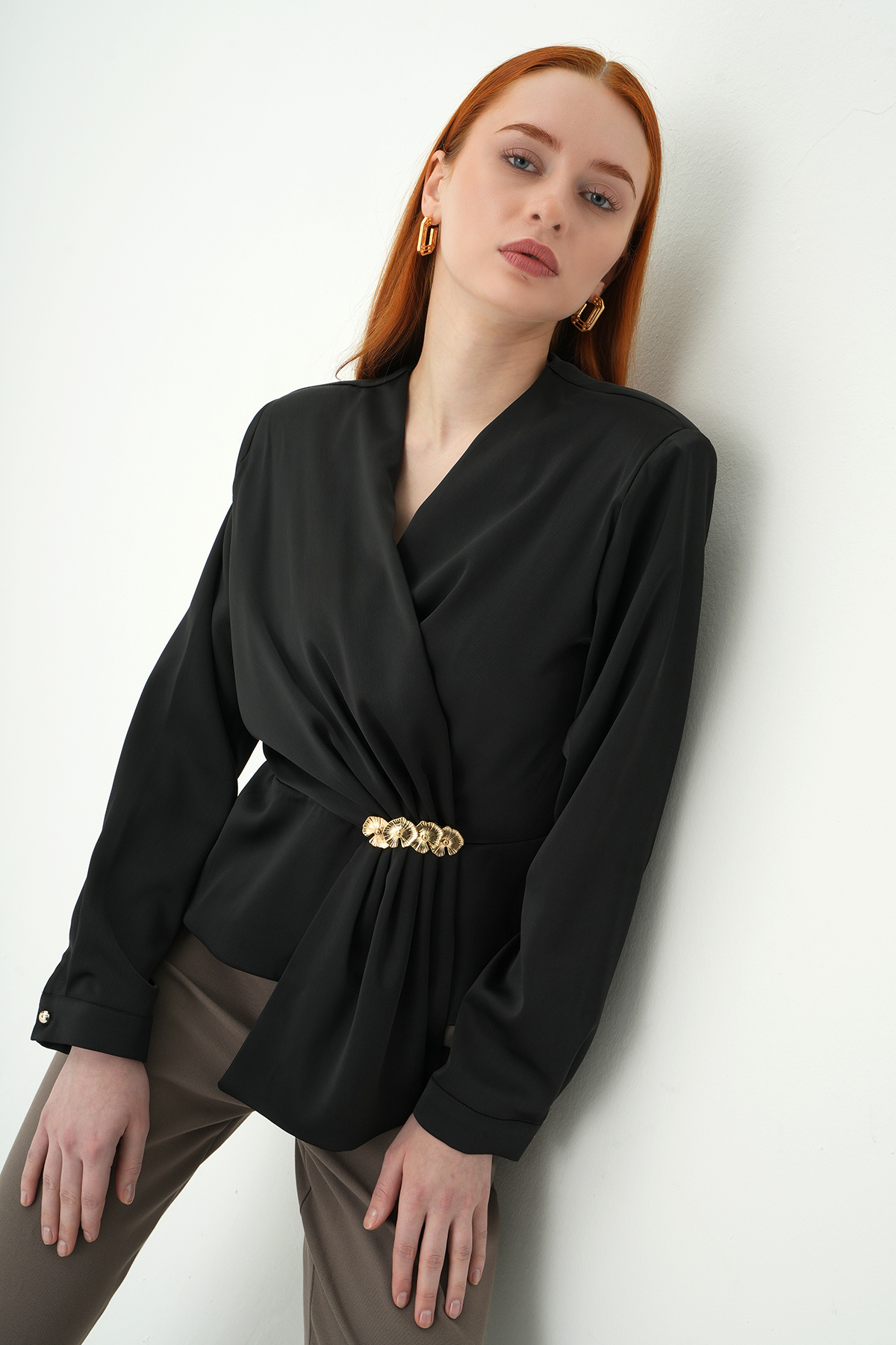 Siyah Kruvaze Yaka Taş Toka Detaylı Uzun Kollu Kadın Bluz 251279 - 2