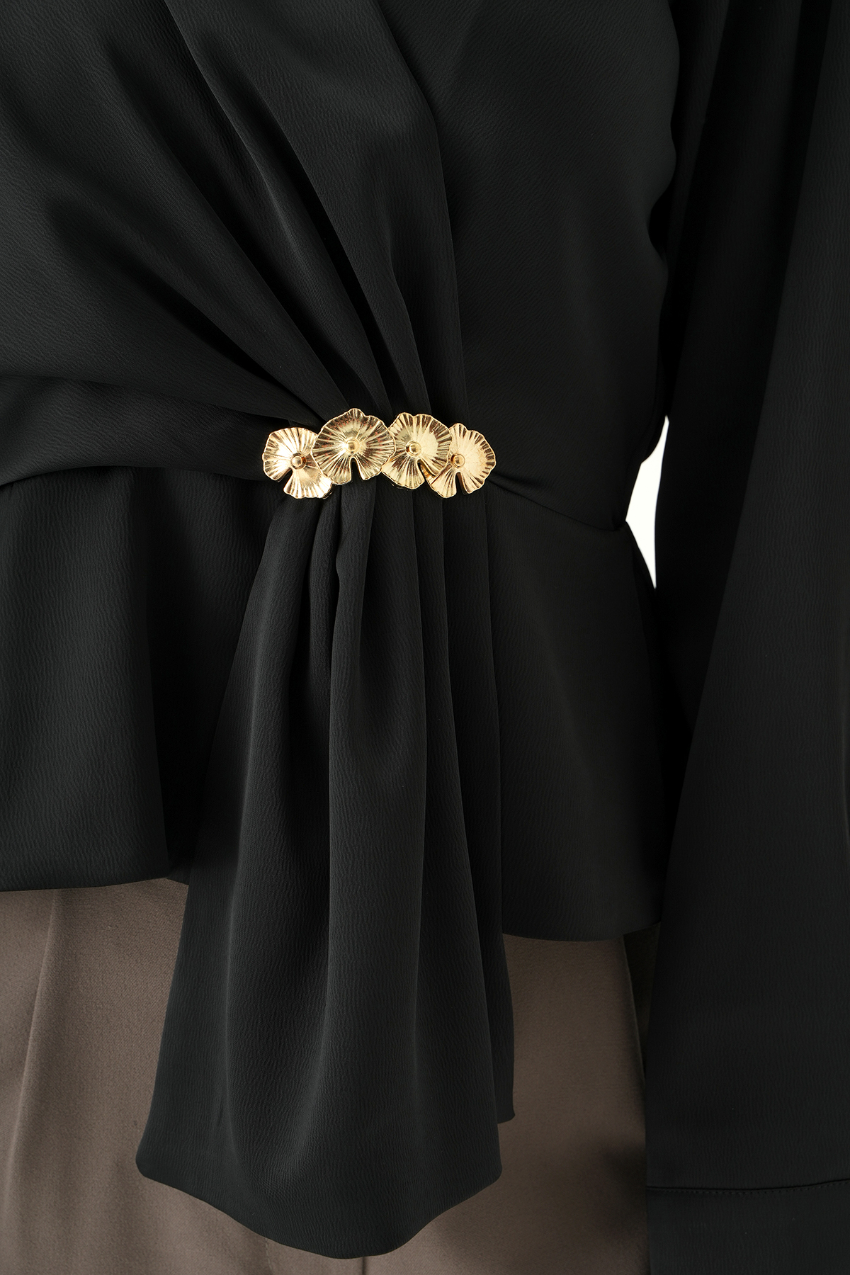 Siyah Kruvaze Yaka Taş Toka Detaylı Uzun Kollu Kadın Bluz 251279 - 4