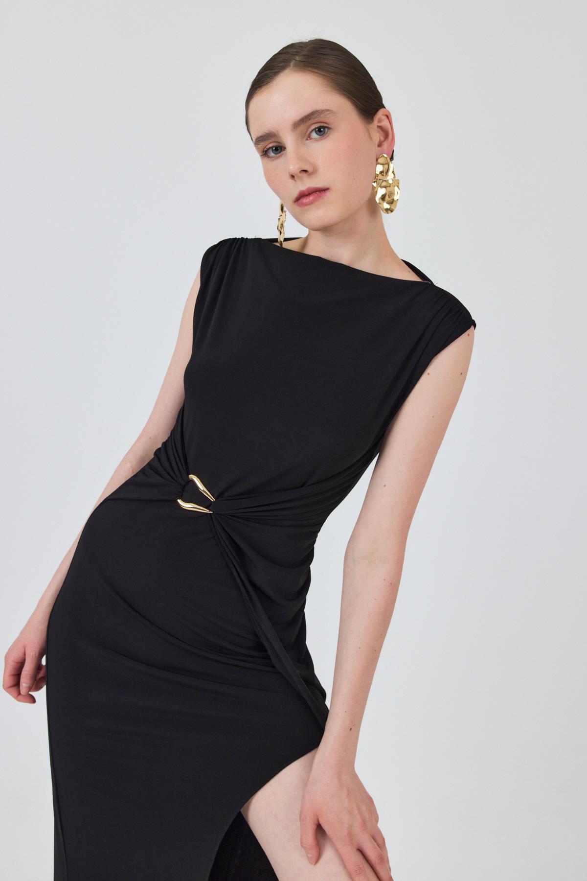 Siyah Yan Büzgü Toka Detaylı Elbise 251605 - 2