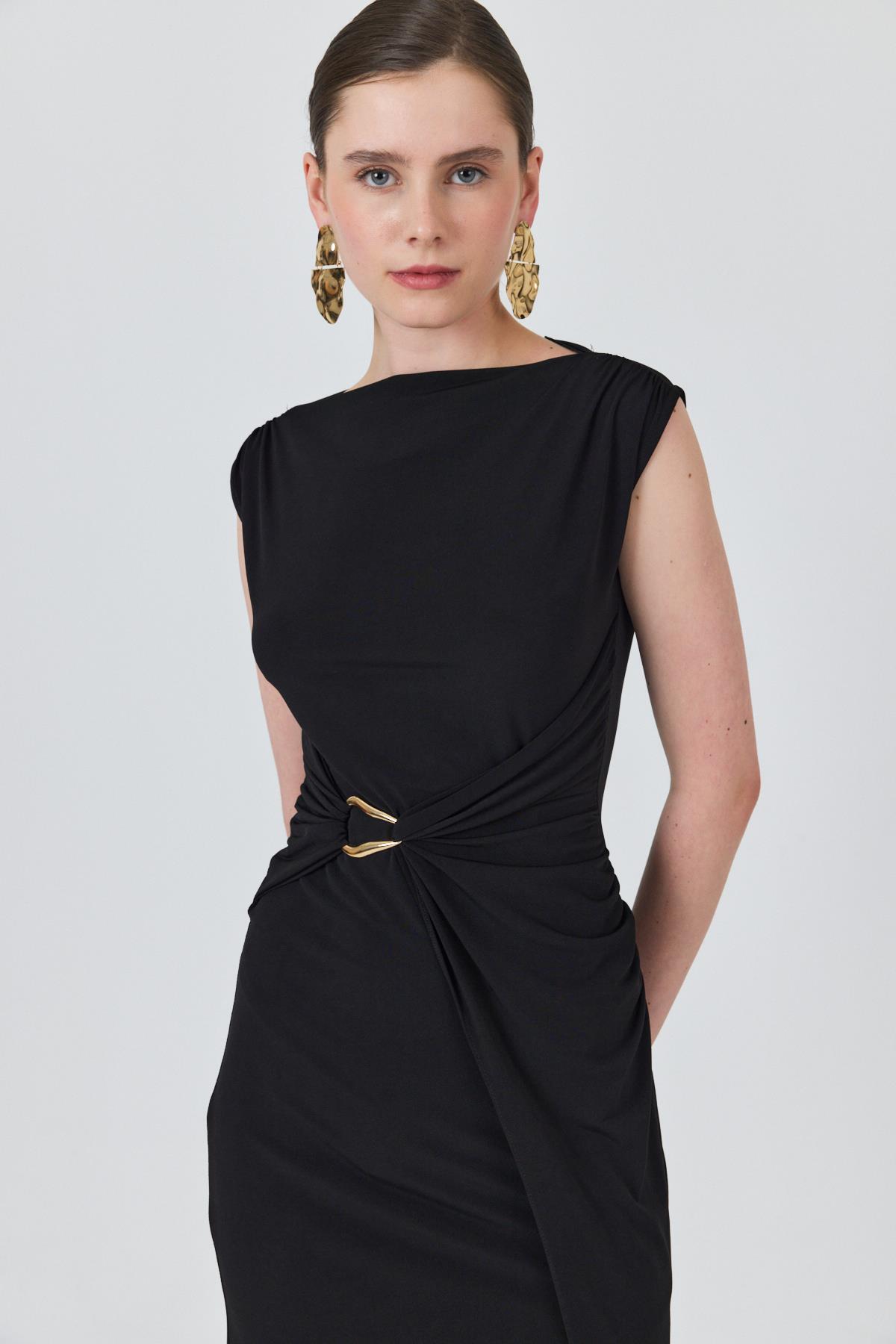 Siyah Yan Büzgü Toka Detaylı Elbise 251605 - 7