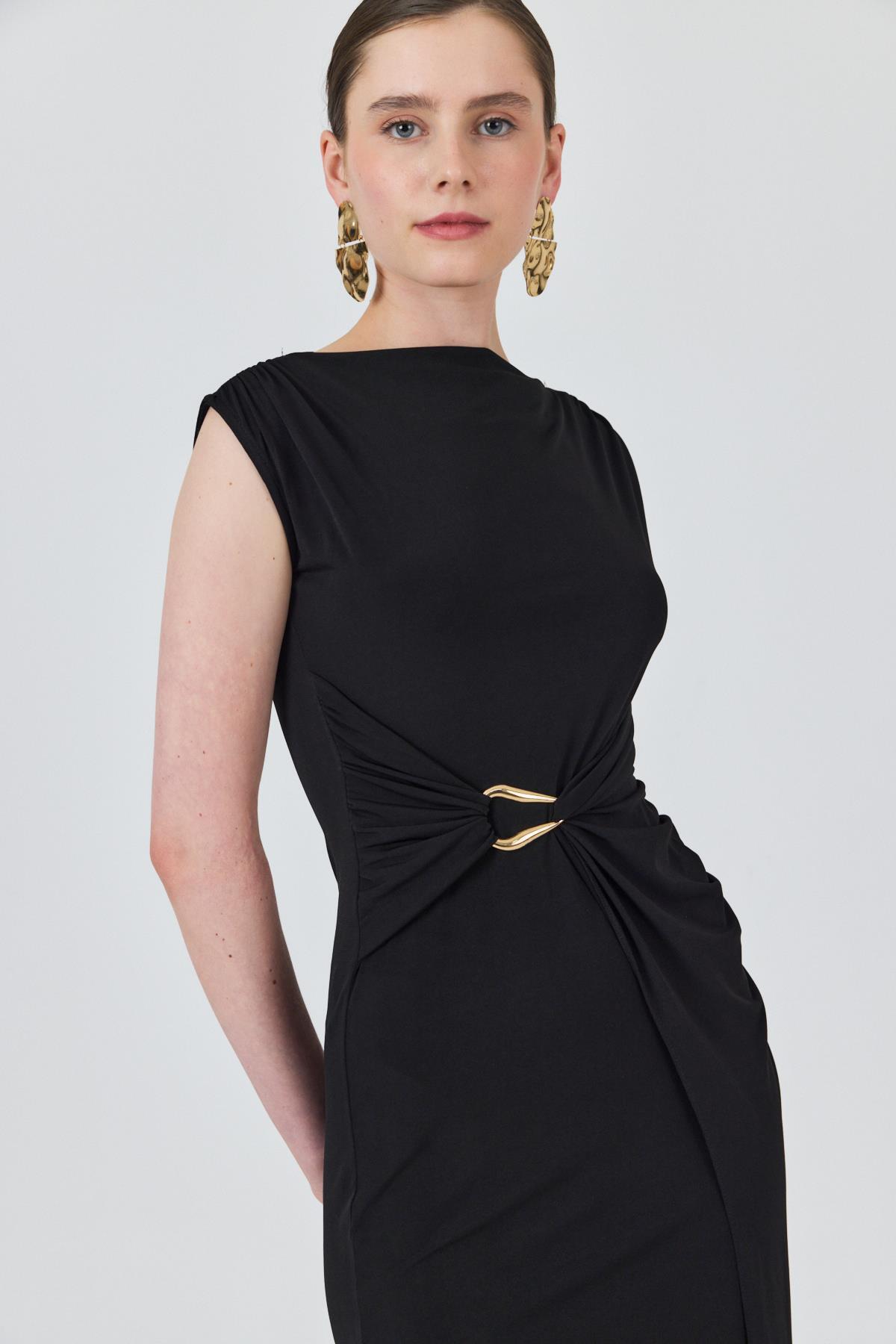 Siyah Yan Büzgü Toka Detaylı Elbise 251605 - 8