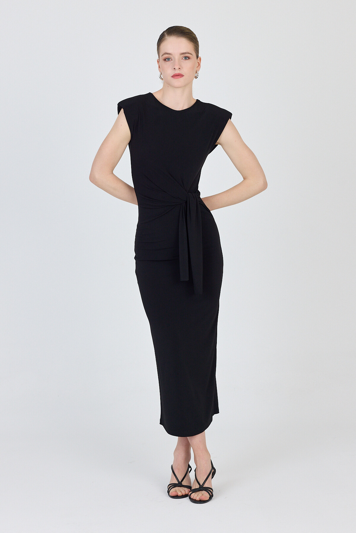 Siyah Önü Bağlamalı Vatkalı Midi Elbise 251623 - 1