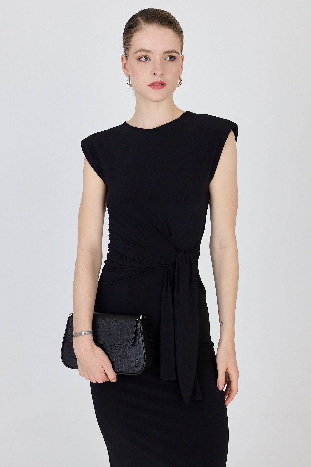 Siyah Önü Bağlamalı Vatkalı Midi Elbise 251623 - 3