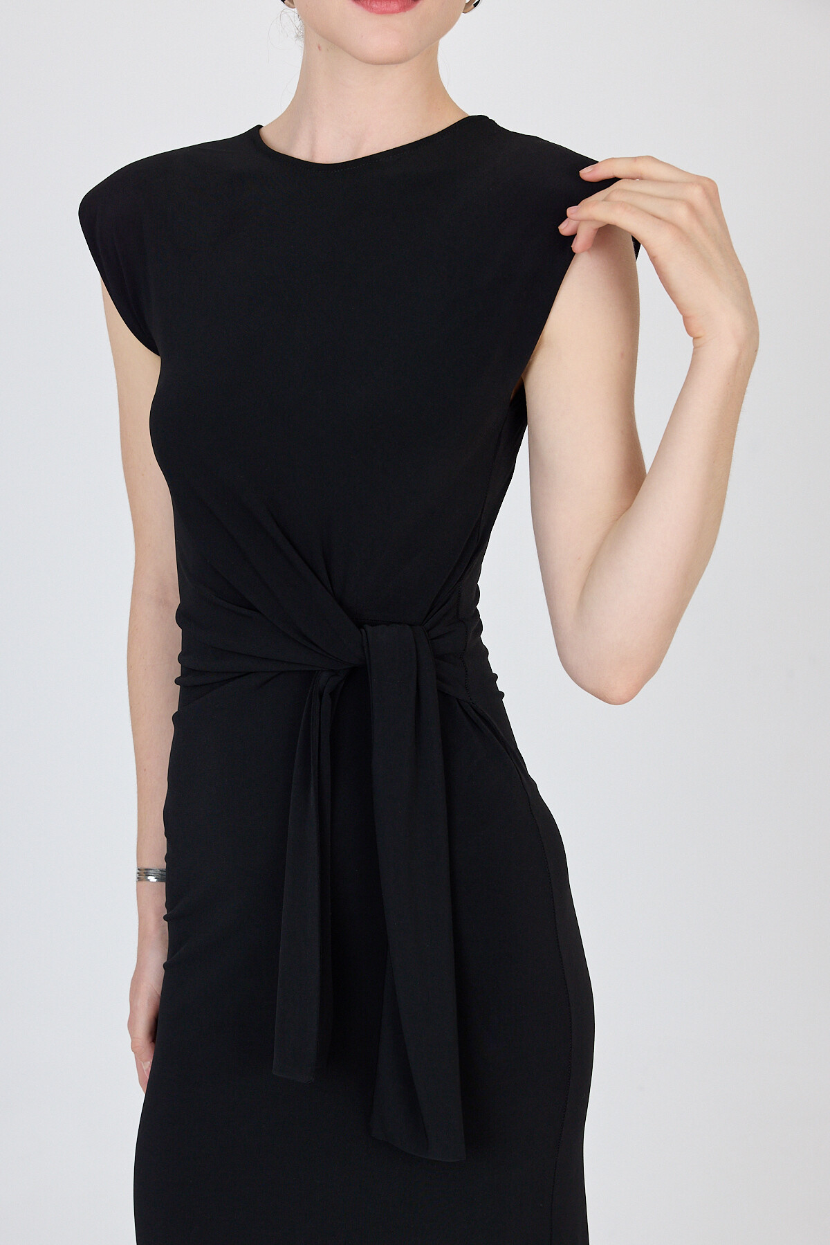 Siyah Önü Bağlamalı Vatkalı Midi Elbise 251623 - 4