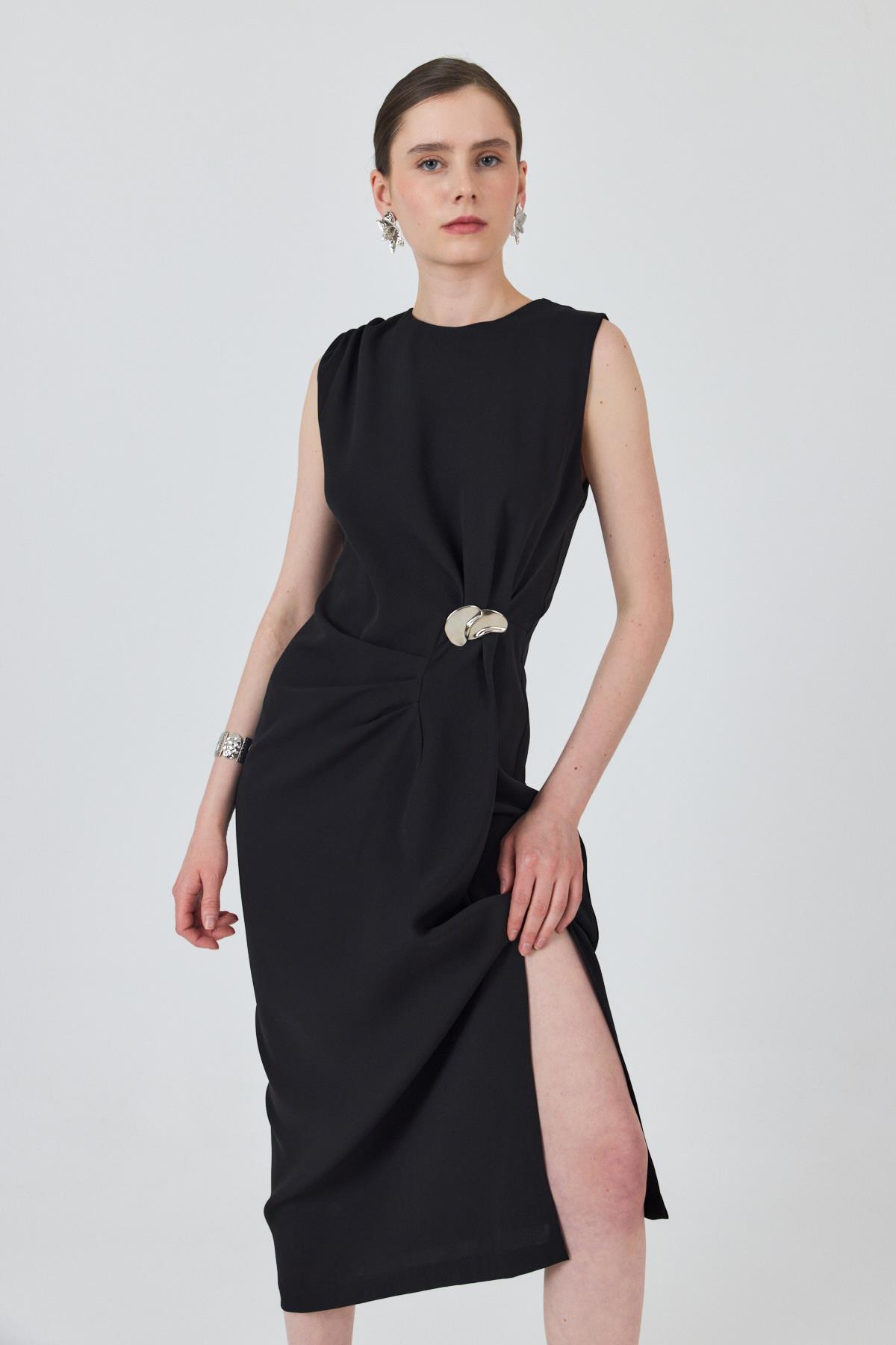 Siyah Kolsuz Yan Pile Detaylı Tokalı Elbise 251633 - 4