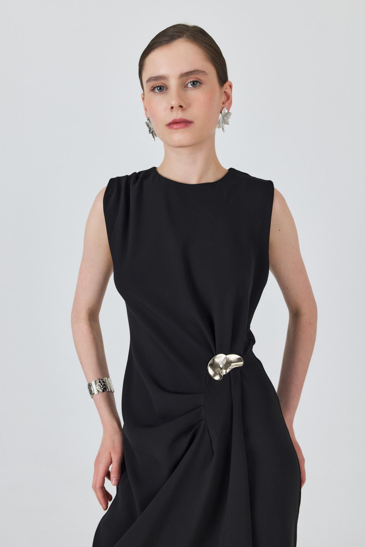 Siyah Kolsuz Yan Pile Detaylı Tokalı Elbise 251633 - 6