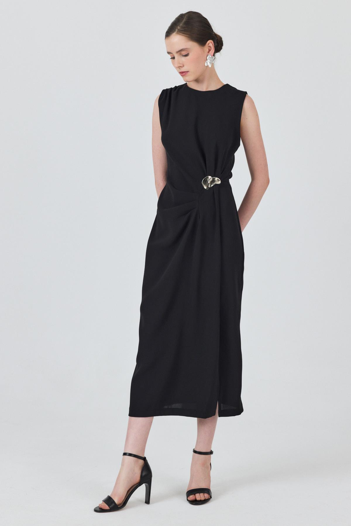 Siyah Kolsuz Yan Pile Detaylı Tokalı Elbise 251633 