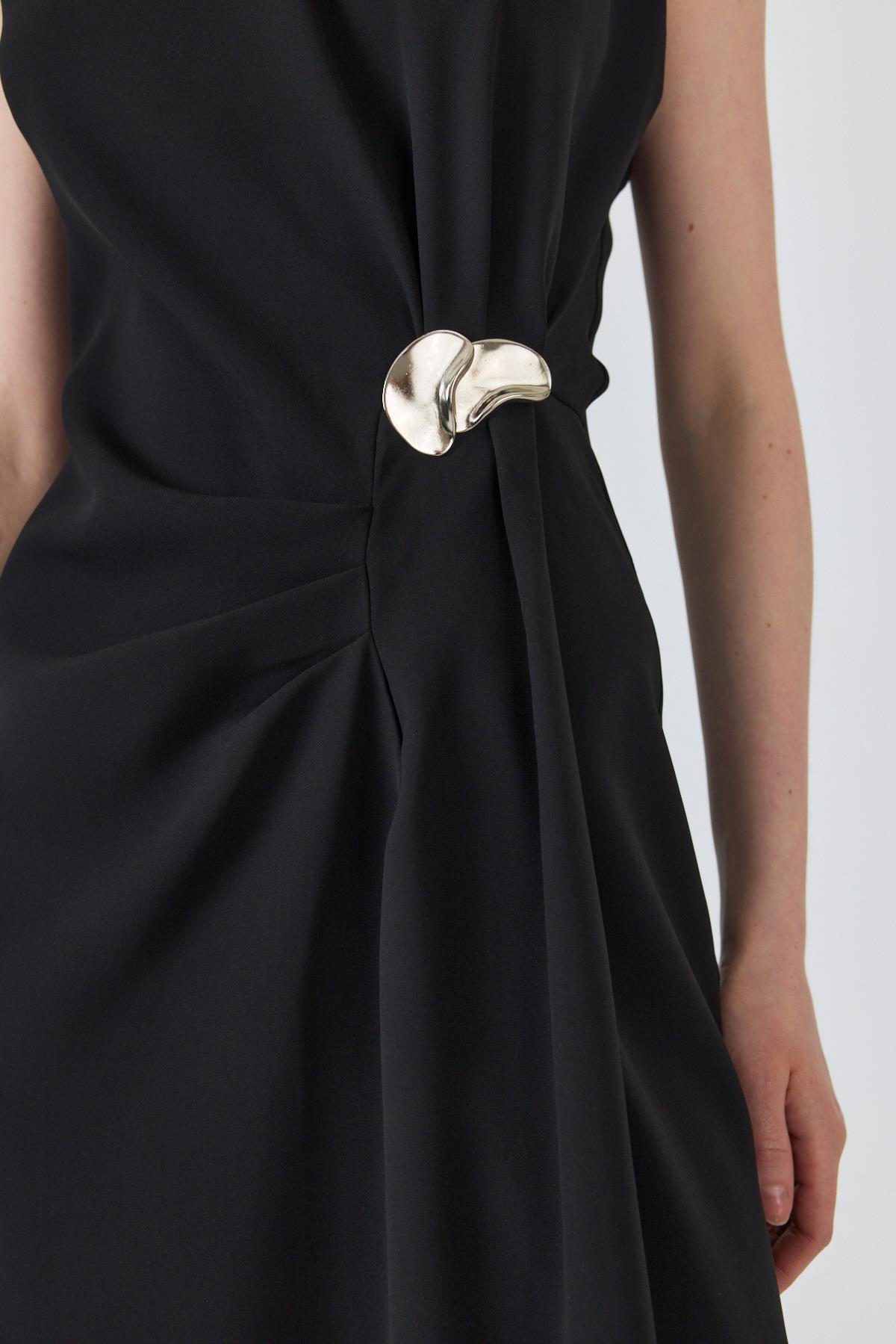 Siyah Kolsuz Yan Pile Detaylı Tokalı Elbise 251633 - 7