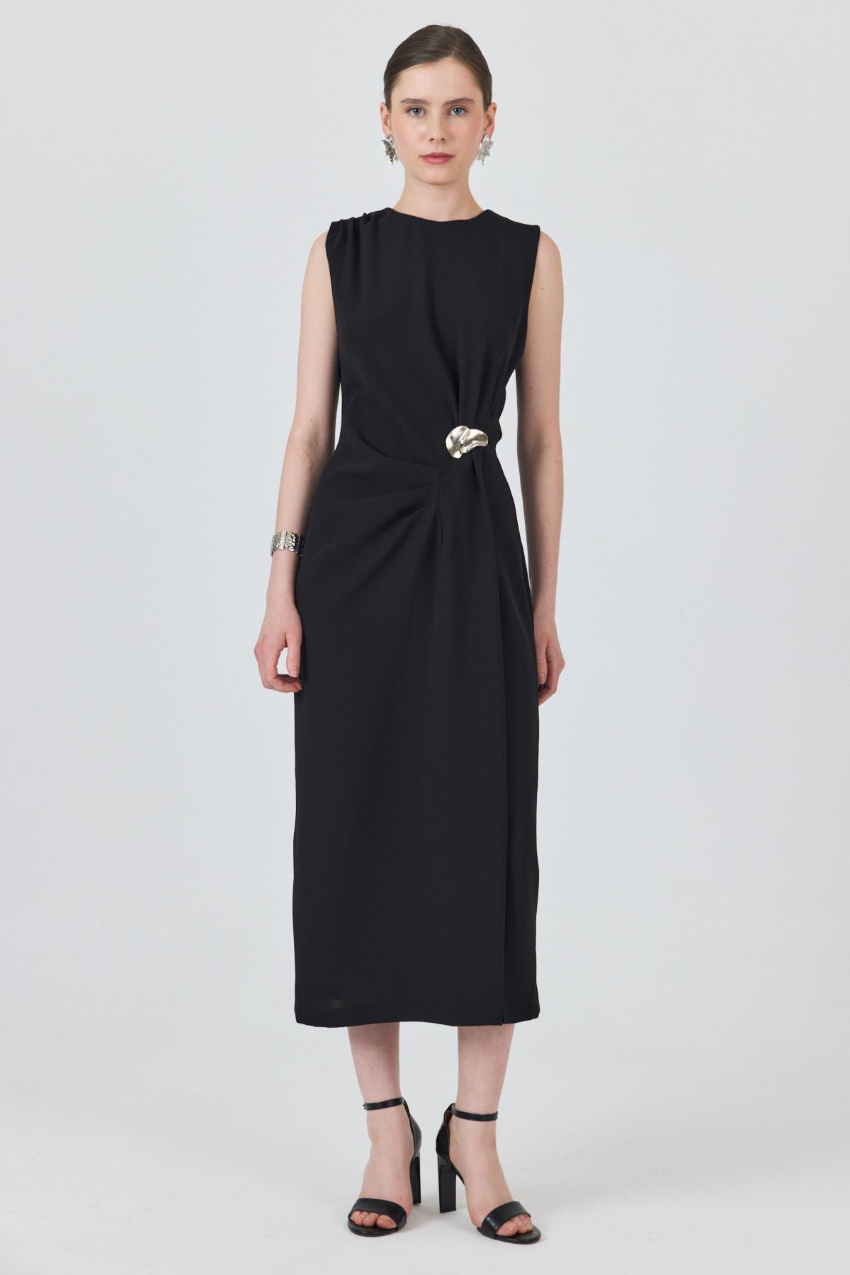 Siyah Kolsuz Yan Pile Detaylı Tokalı Elbise 251633 - 2