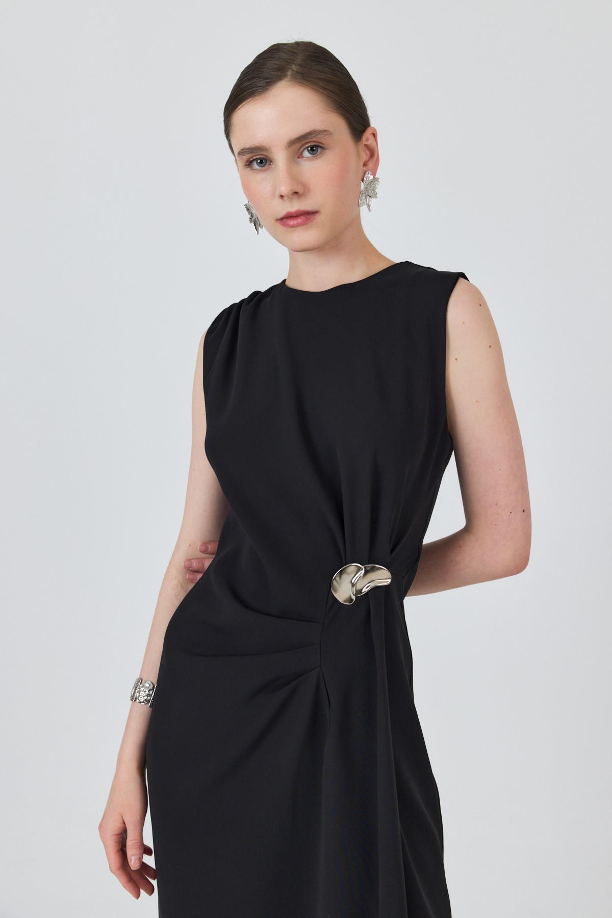 Siyah Kolsuz Yan Pile Detaylı Tokalı Elbise 251633 - 3