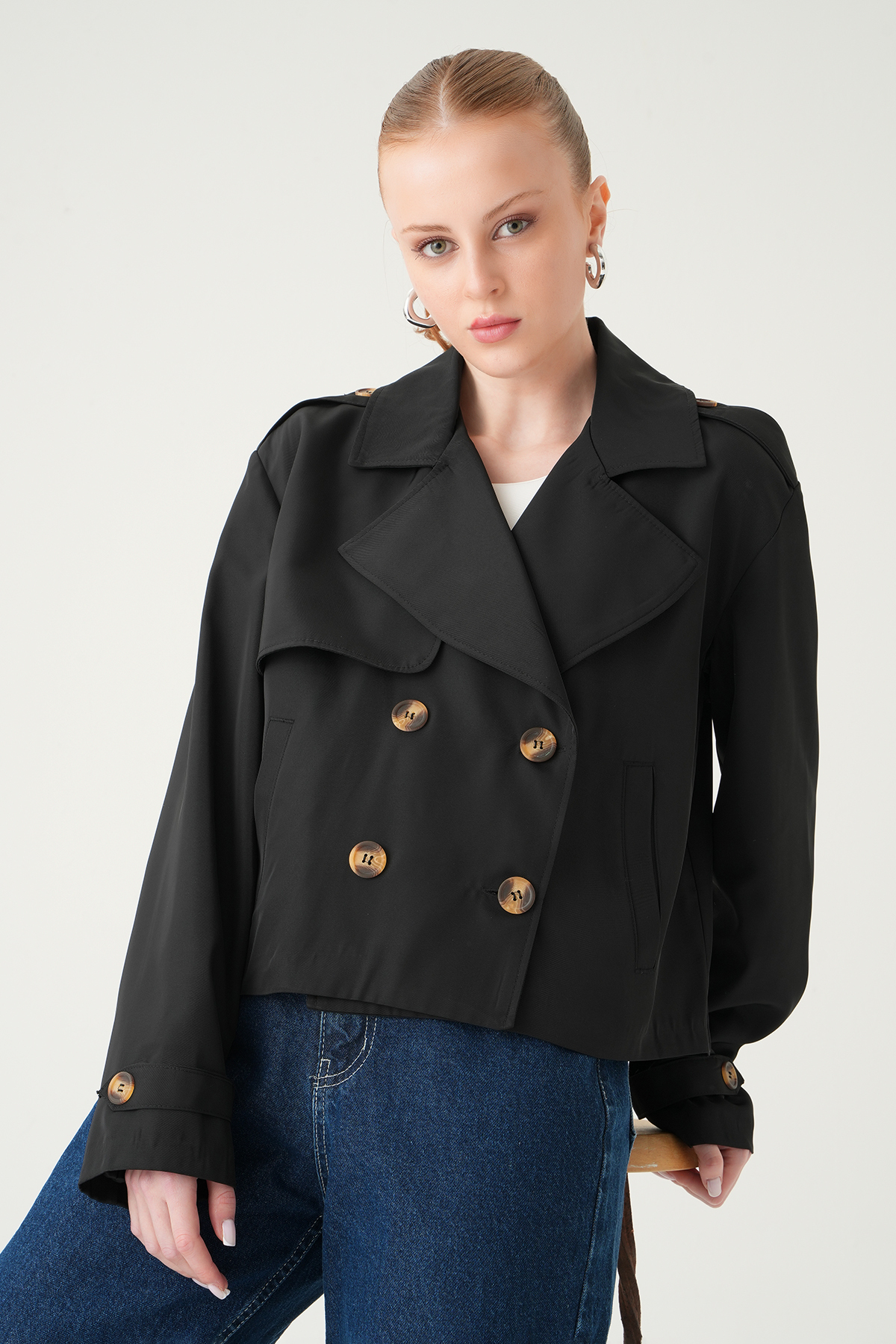 Siyah Düğmeli Kısa Treçkot 251830 - 1