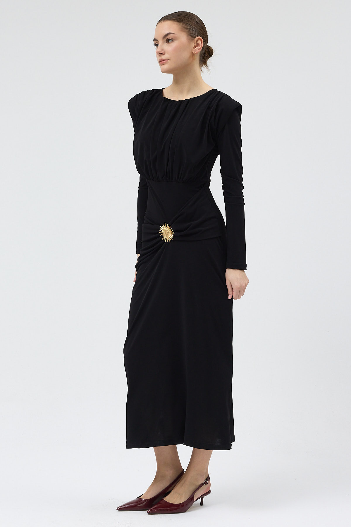 Siyah Güneş Tokalı Büzgülü Uzun Kollu Elbise 252639 - 2