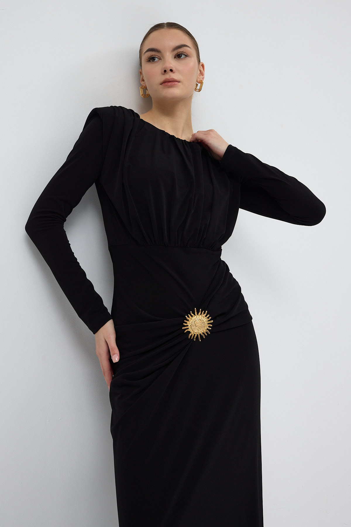 Siyah Güneş Tokalı Büzgülü Uzun Kollu Elbise 252639 - 3