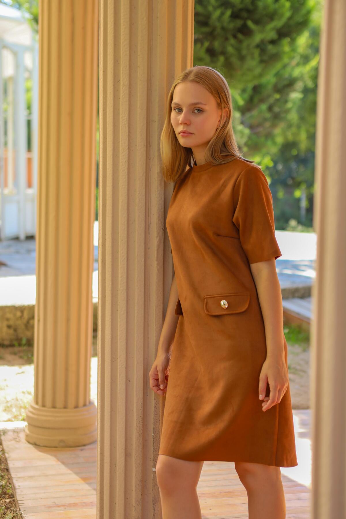 3013A Yarım Boğaz Kısa Kol Süet Elbise Taba - RAYS