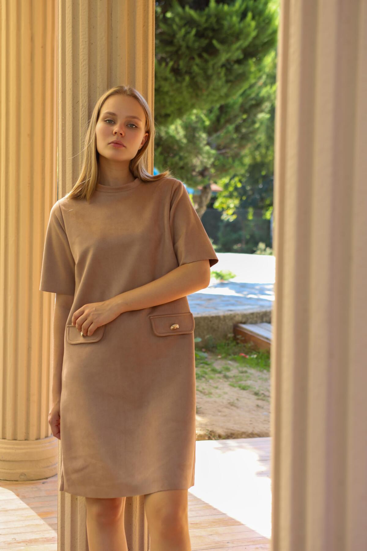 3013A Yarım Boğaz Kısa Kol Süet Elbise Vizon - RAYS